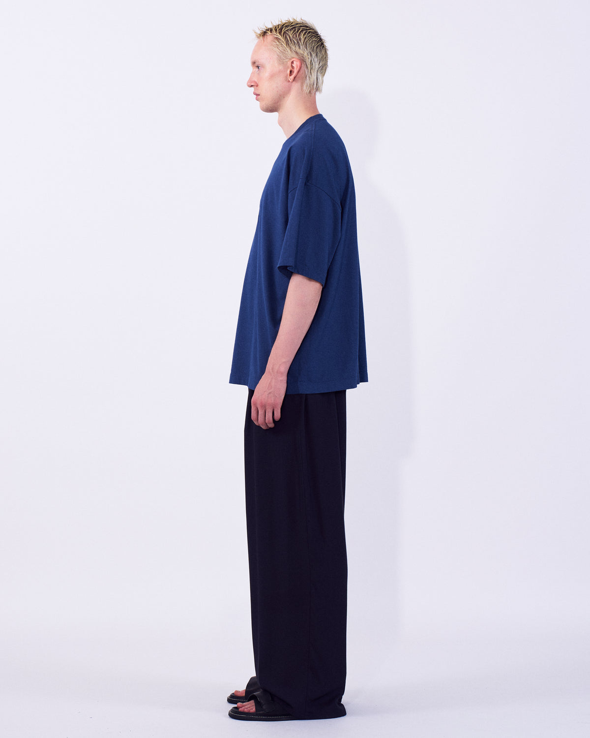 YOKE (ヨーク) アブストラクトエンブロイダリーTシャツ ブルー 横から見た着用イメージ