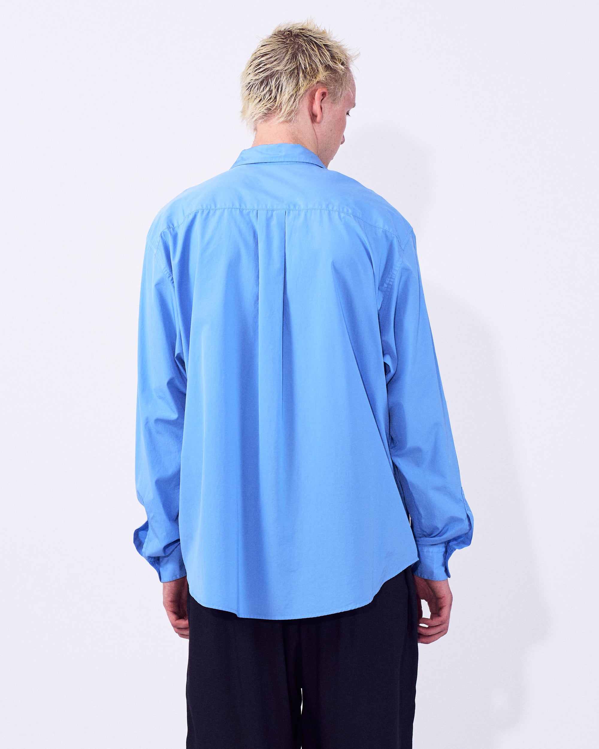 YOKE（ヨーク） コットンポプリンルーズフィットシャツ サックス 後ろから見た着用イメージ