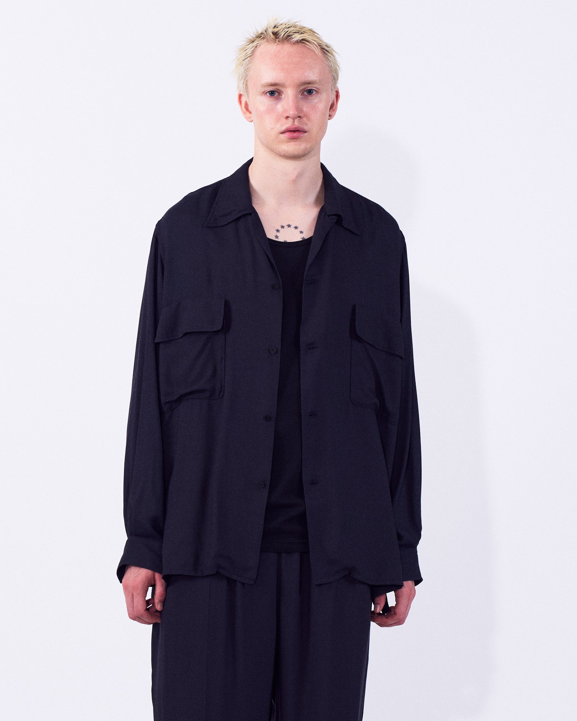 YOKE (ヨーク) モダールダブルポケットオープンカラーシャツ ダークネイビー 正面から見た着用イメージ