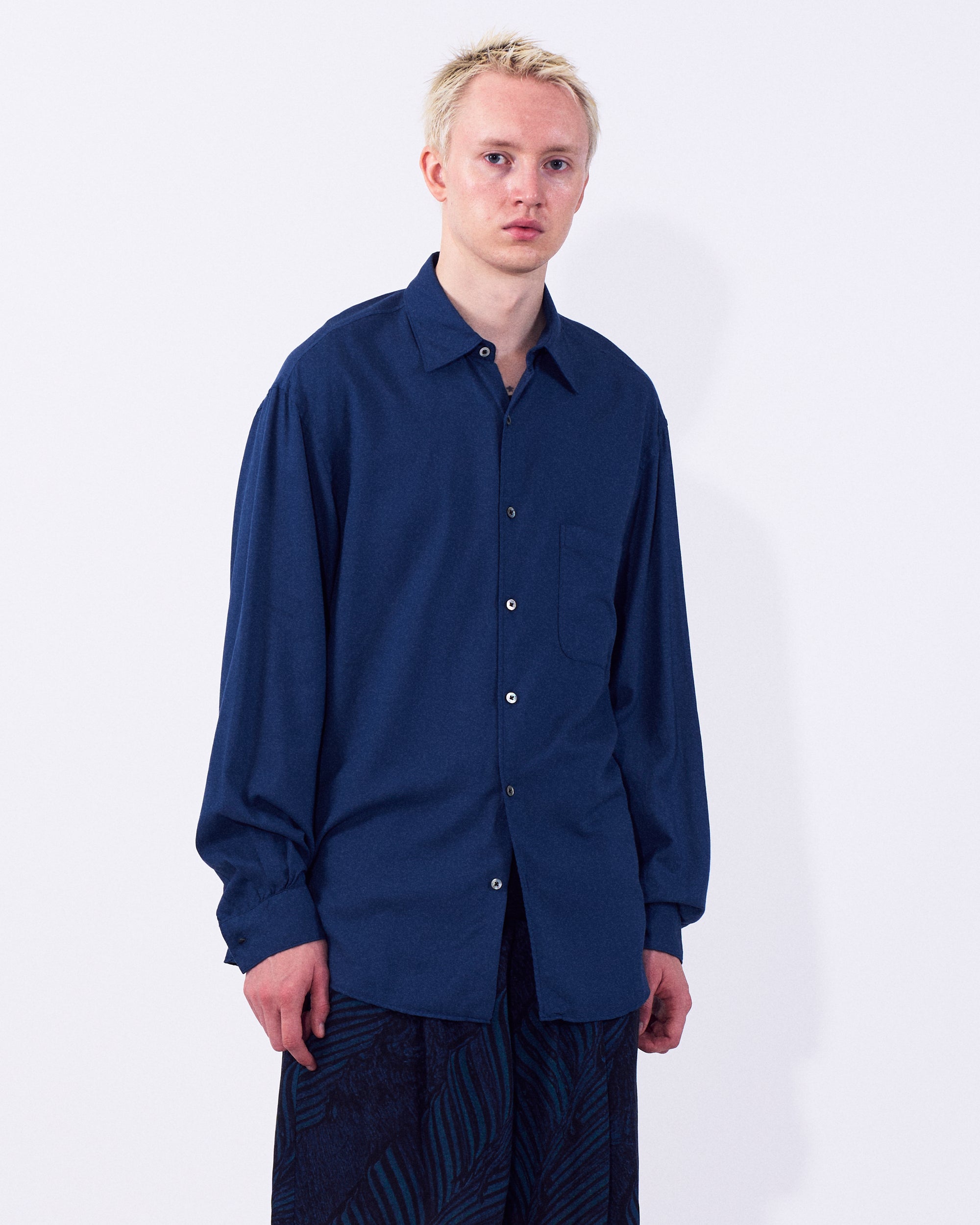 YOKE (ヨーク) コットンシルクツイルガーメントダイドルーズフィットシャツ ブルー 正面から見た着用イメージ