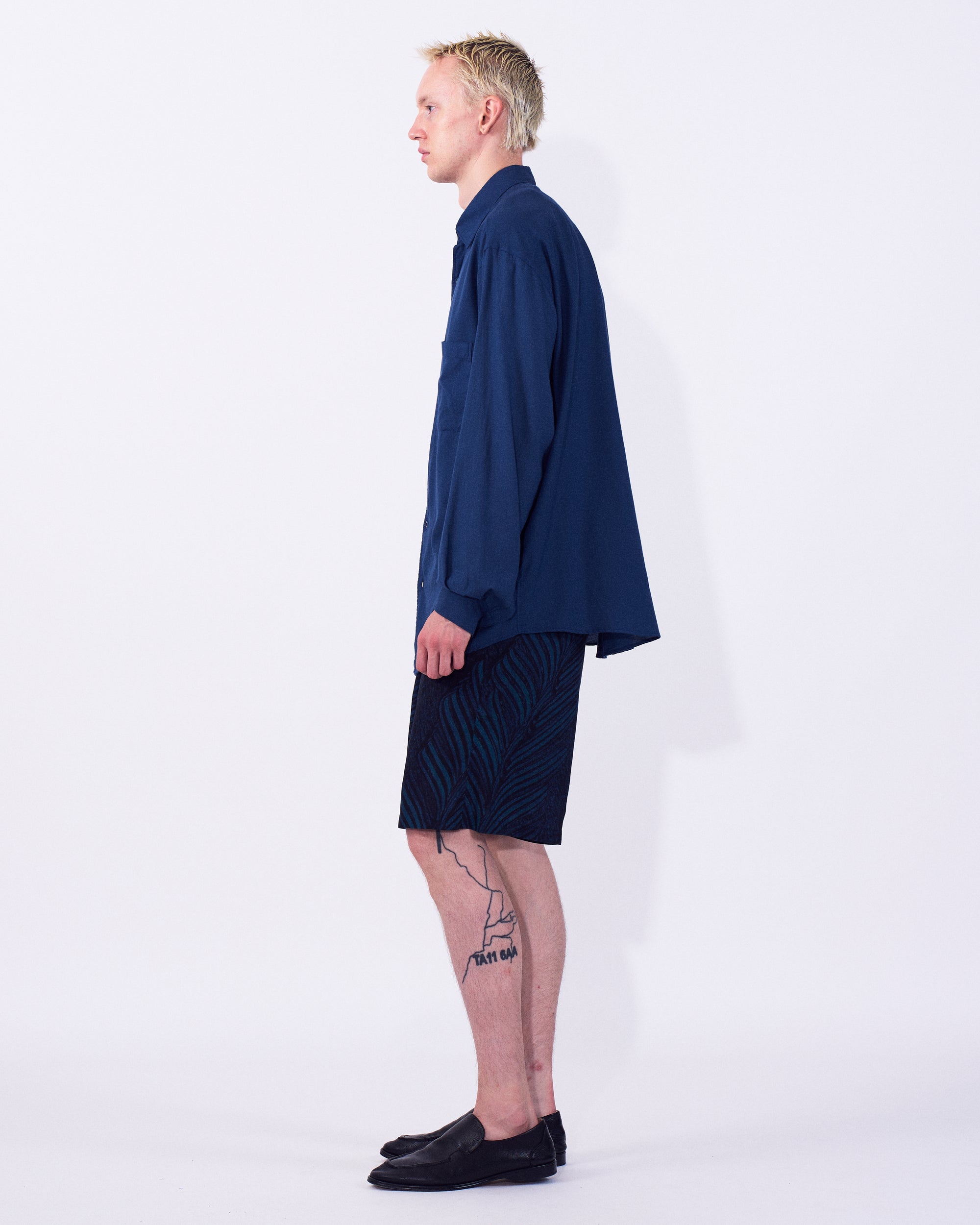 YOKE (ヨーク) コットンシルクツイルガーメントダイドルーズフィットシャツ ブルー 横から見た着用イメージ 全身