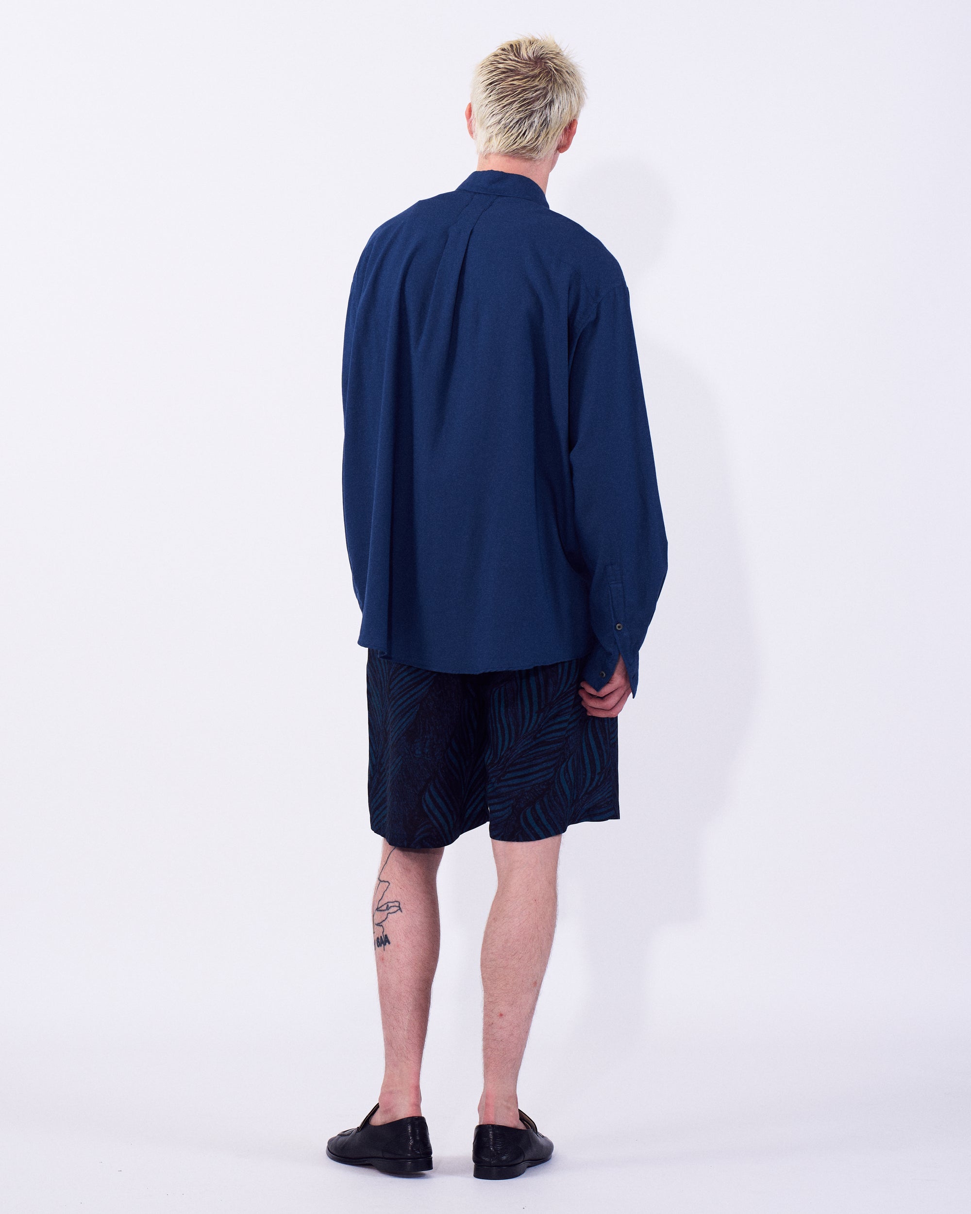 YOKE (ヨーク) コットンシルクツイルガーメントダイドルーズフィットシャツ ブルー 後ろから見た着用イメージ 全身