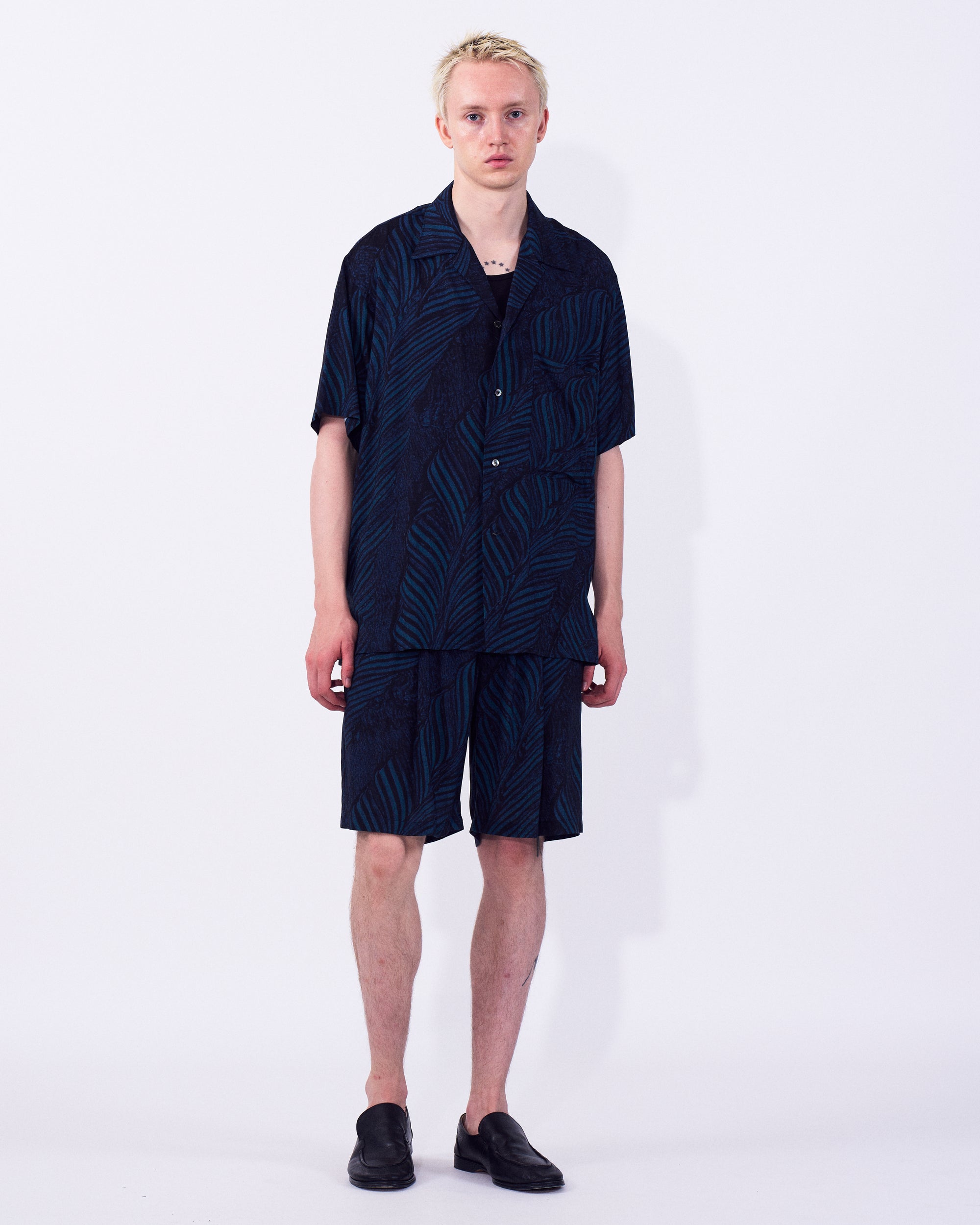 YOKE (ヨーク) リーフパターンプリントレーヨンオープンカラーシャツ ネイビー ブルー 正面から見た着用イメージ 全身