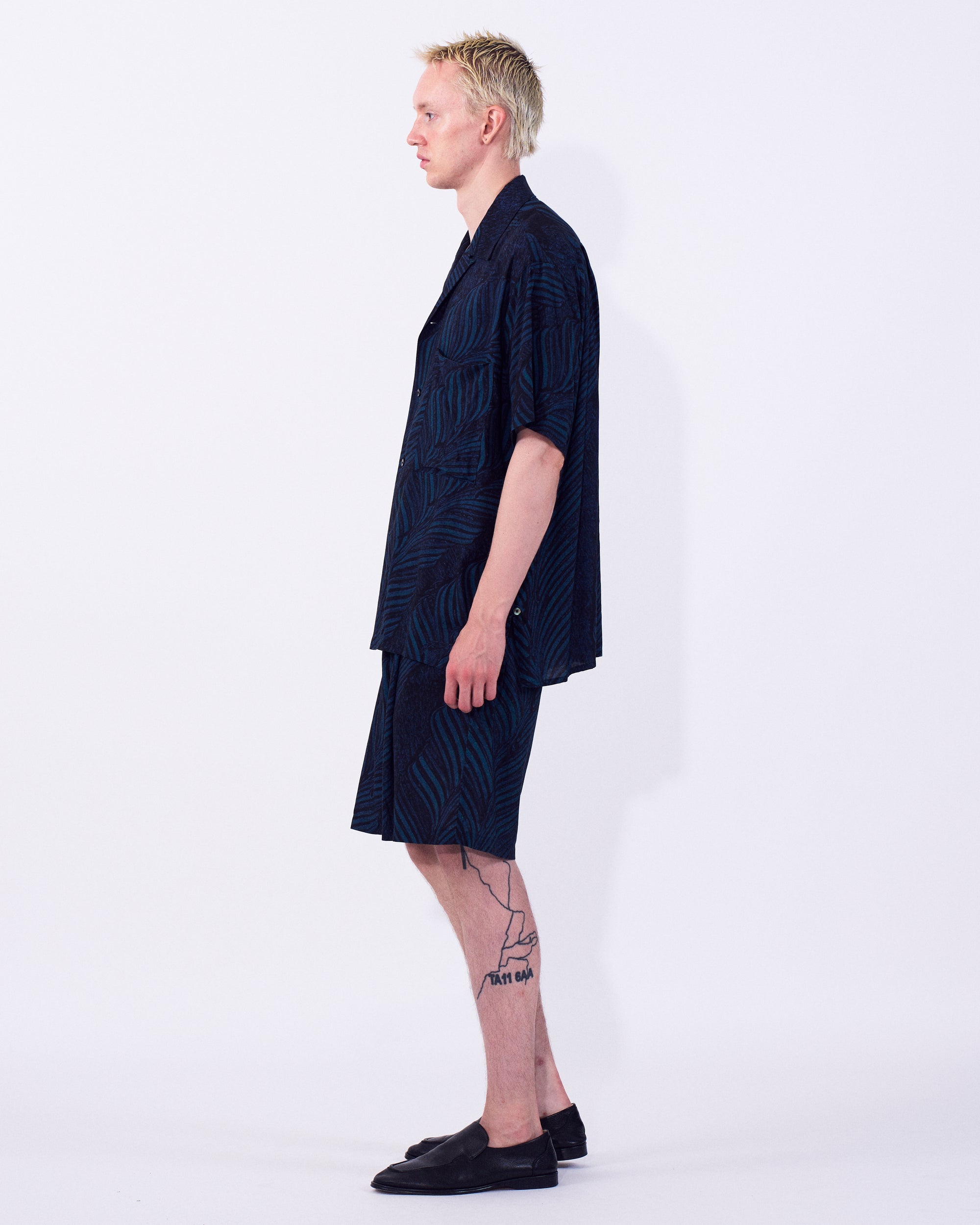 YOKE (ヨーク) リーフパターンプリントレーヨン2タックショーツ ネイビー ブルー 横から見た着用イメージ 全身