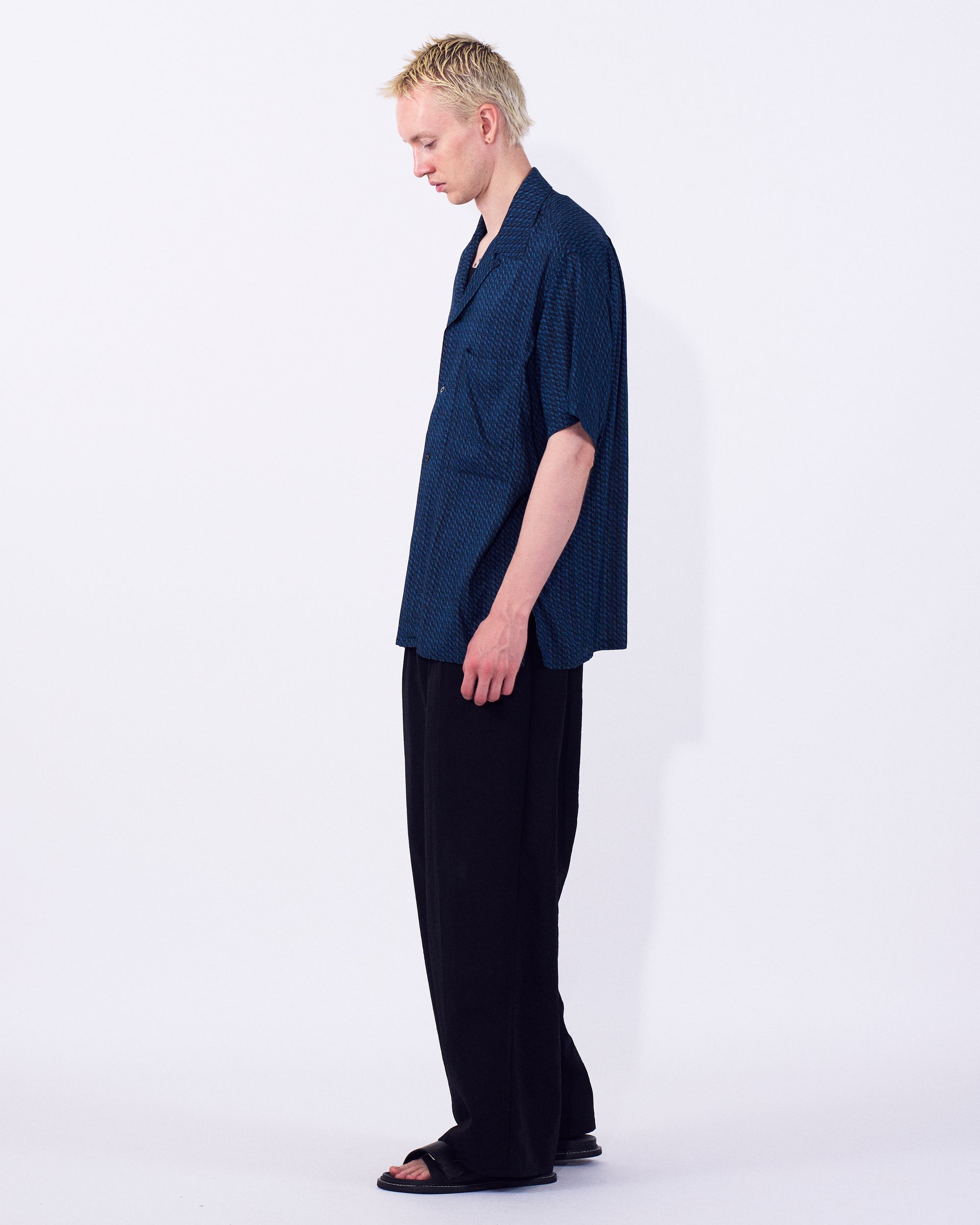 YOKE (ヨーク) ビンテージパターンプリントレーヨンオープンカラーシャツ ネイビー ブルー 横から見た着用イメージ 全身