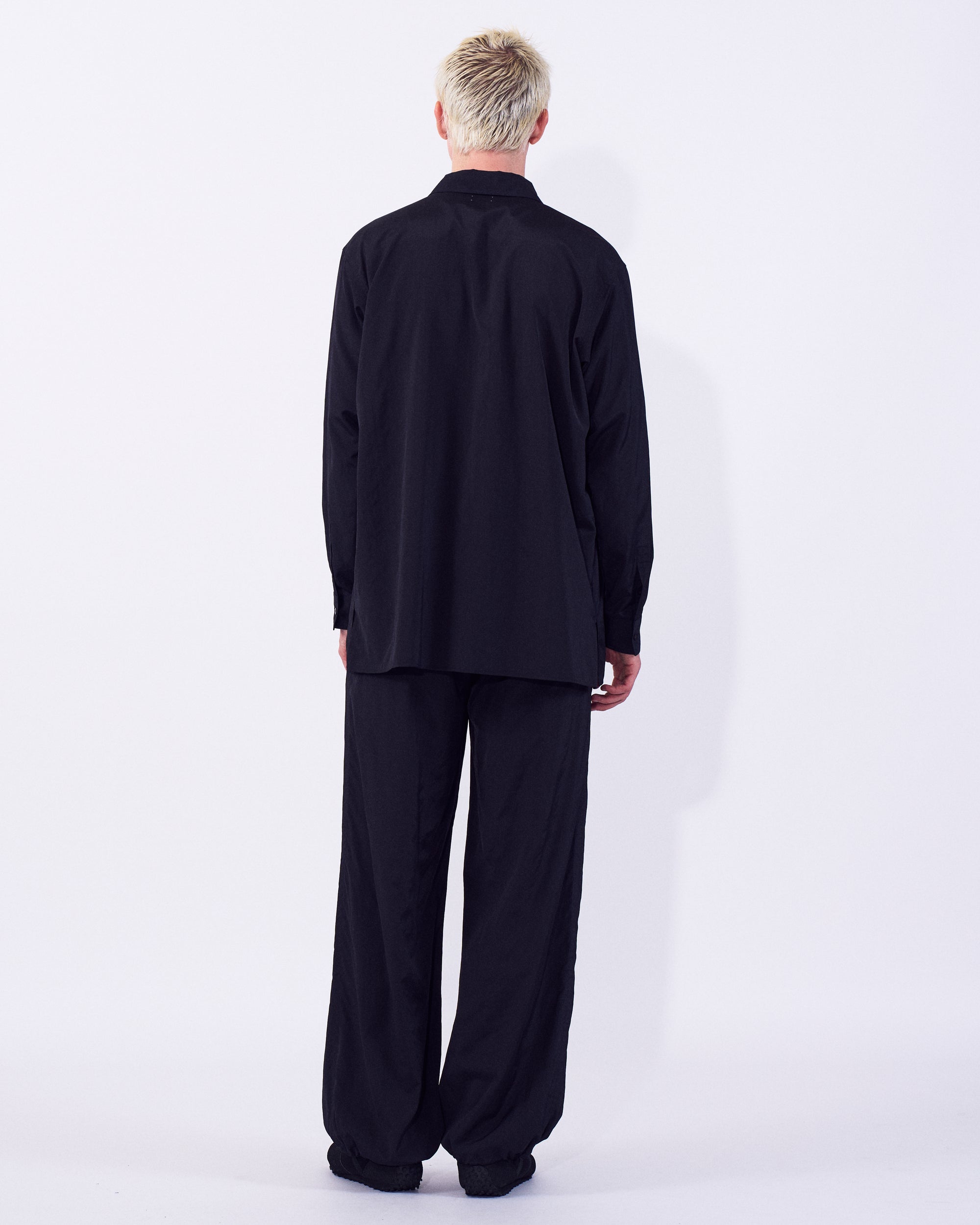 YOKE (ヨーク) シルクナイロンジップシャツ ブラック 後ろから見た着用イメージ 全身