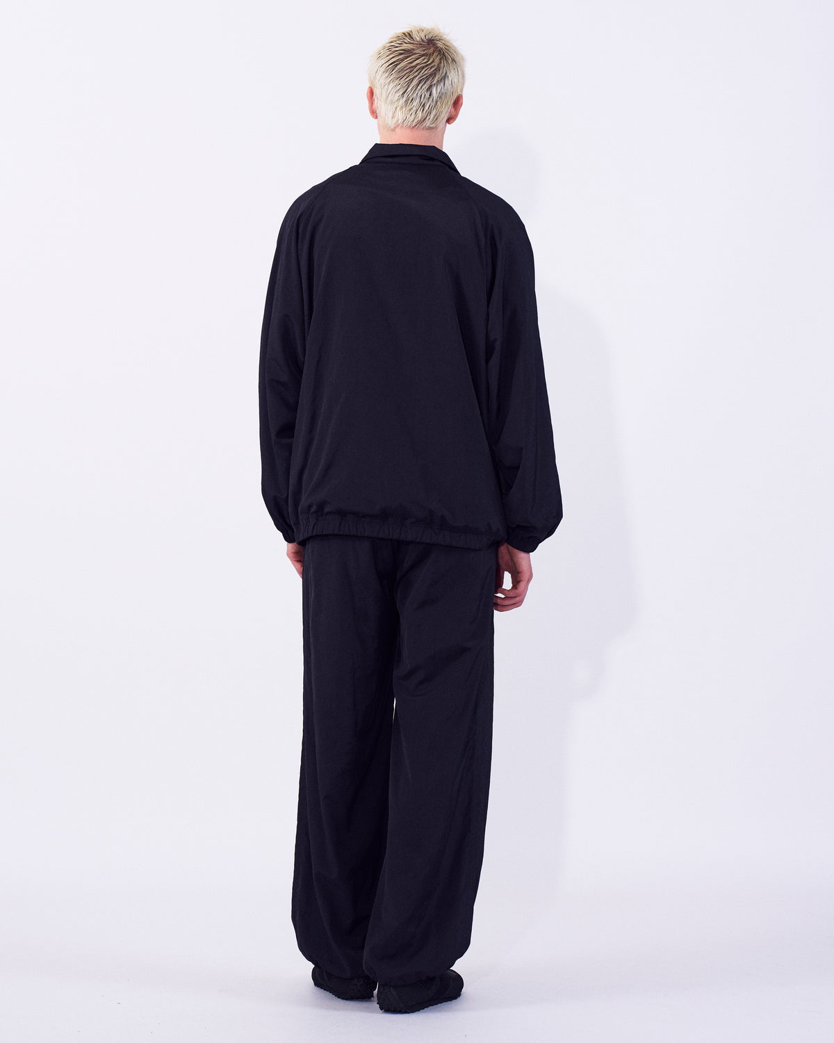 YOKE (ヨーク) シルクナイロンジッププルオーバー ブラック 後ろから見た着用イメージ 全身