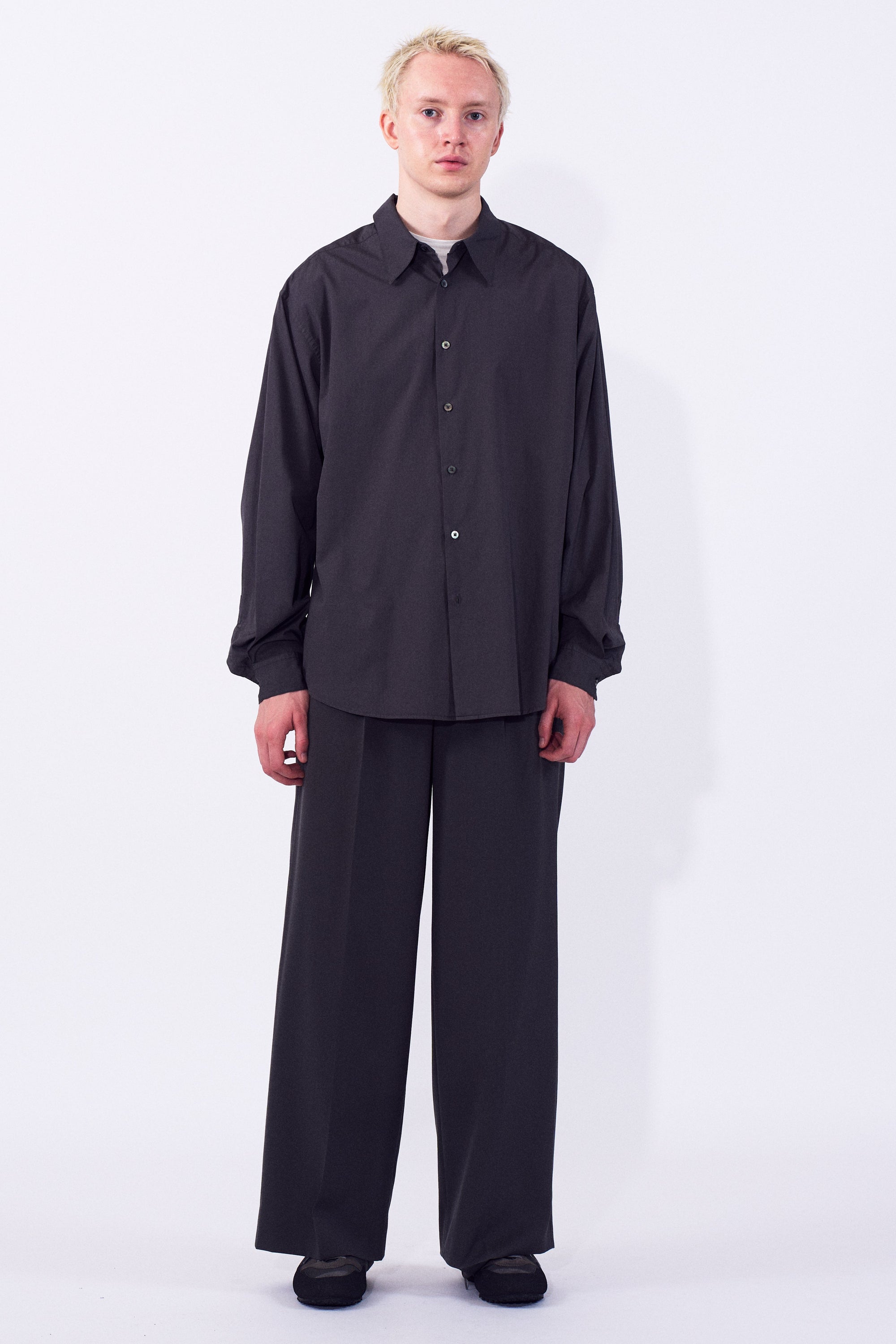 YOKE（ヨーク） コットンポプリンルーズフィットシャツ チャコール 正面から見た着用イメージ 全身