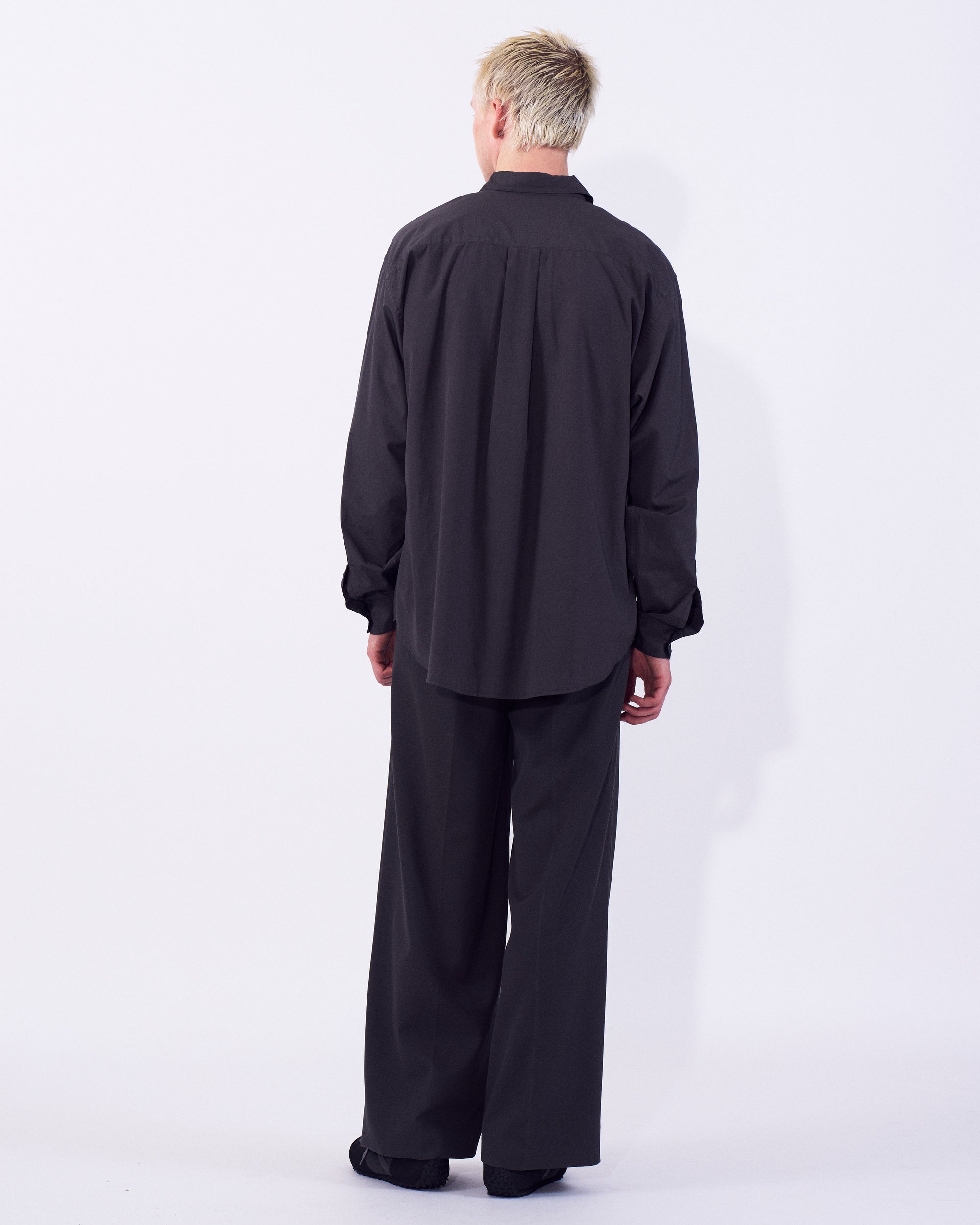 YOKE（ヨーク） コットンポプリンルーズフィットシャツ チャコール 後ろから見た着用イメージ 全身