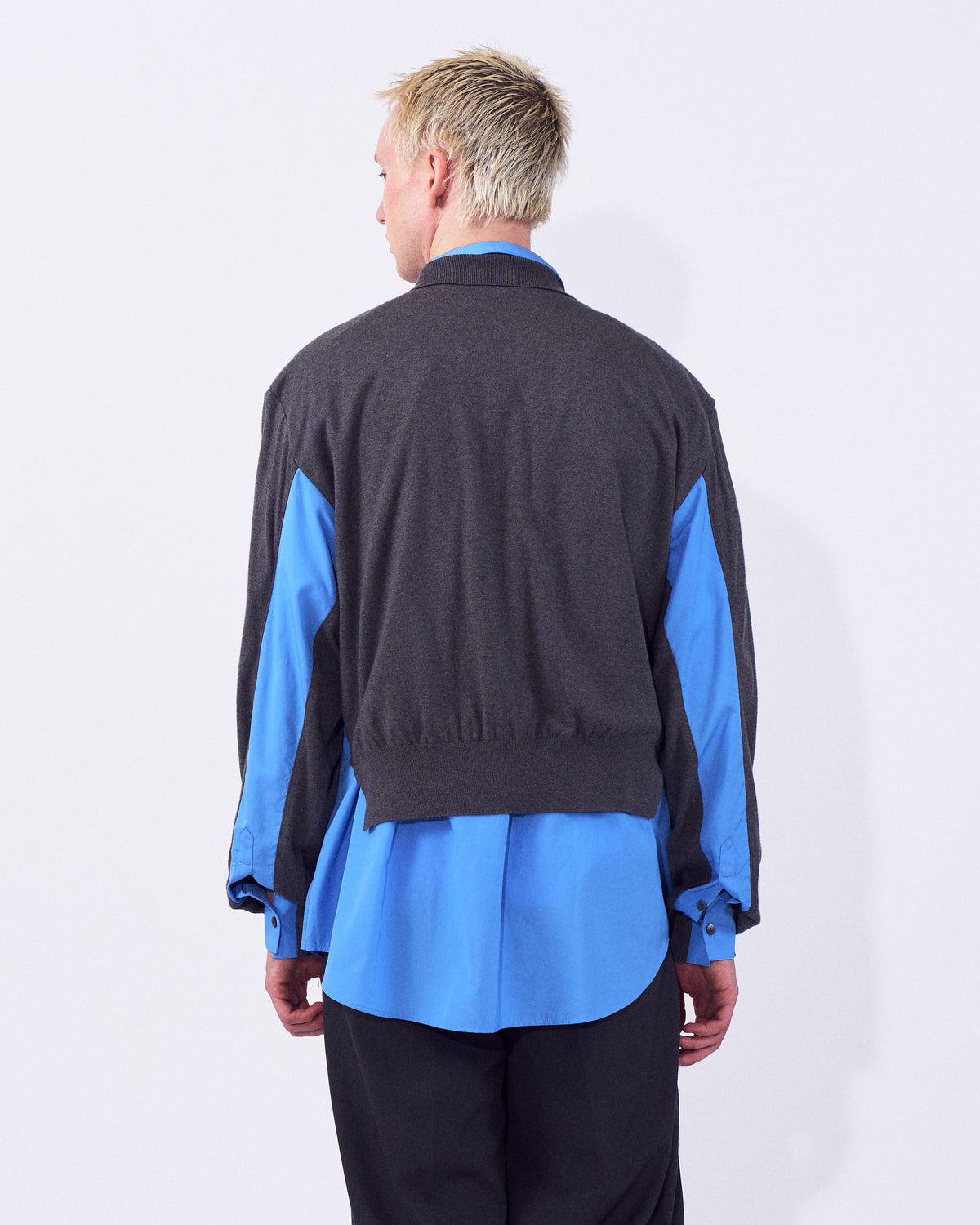 YOKE (ヨーク) ドッキングシャツカーディガン トップグレー ライトブルー 後ろから見た着用イメージ