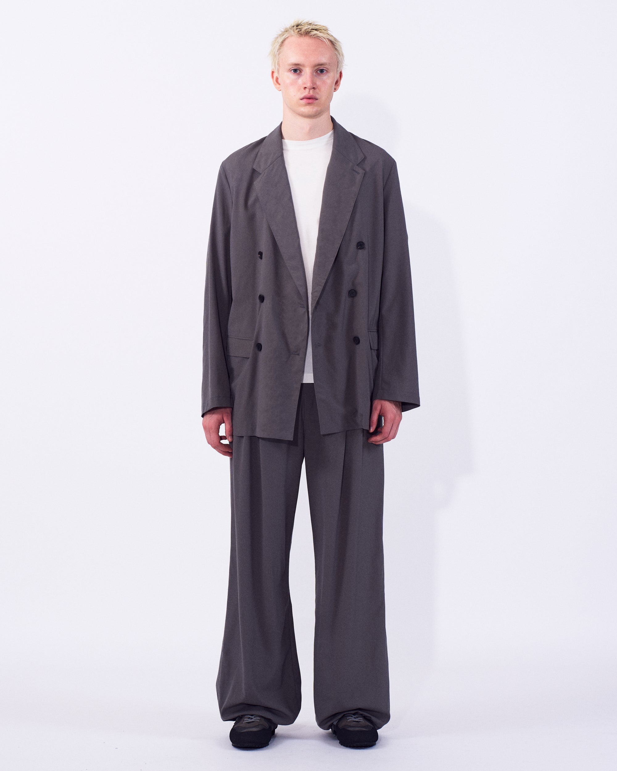 YOKE (ヨーク) ウールワッシャートロピカル2タックイージーパンツ グレー 正面から見た着用イメージ 全身