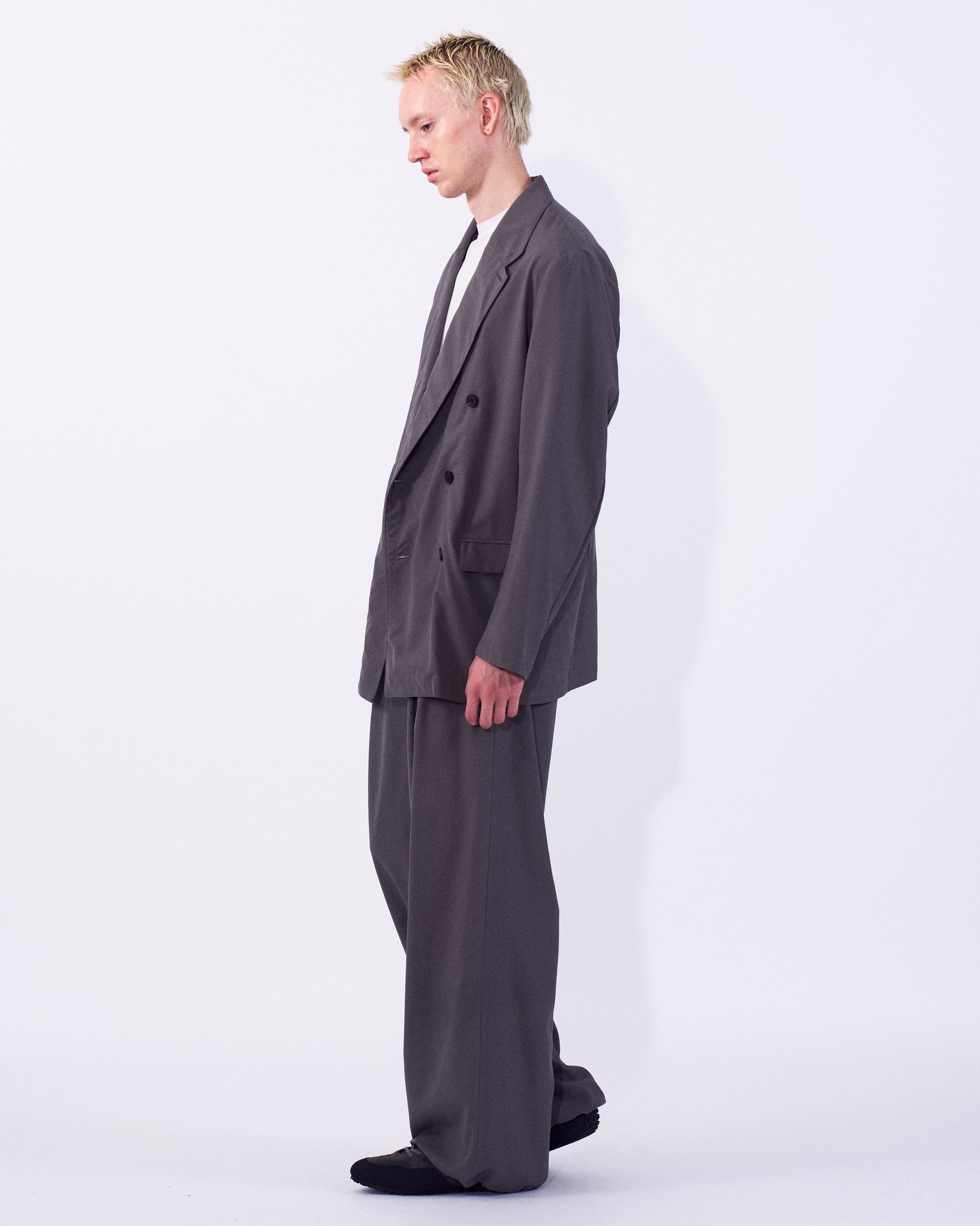 YOKE (ヨーク) ウールワッシャートロピカルダブルブレストジャケット グレー 横から見た着用イメージ 全身
