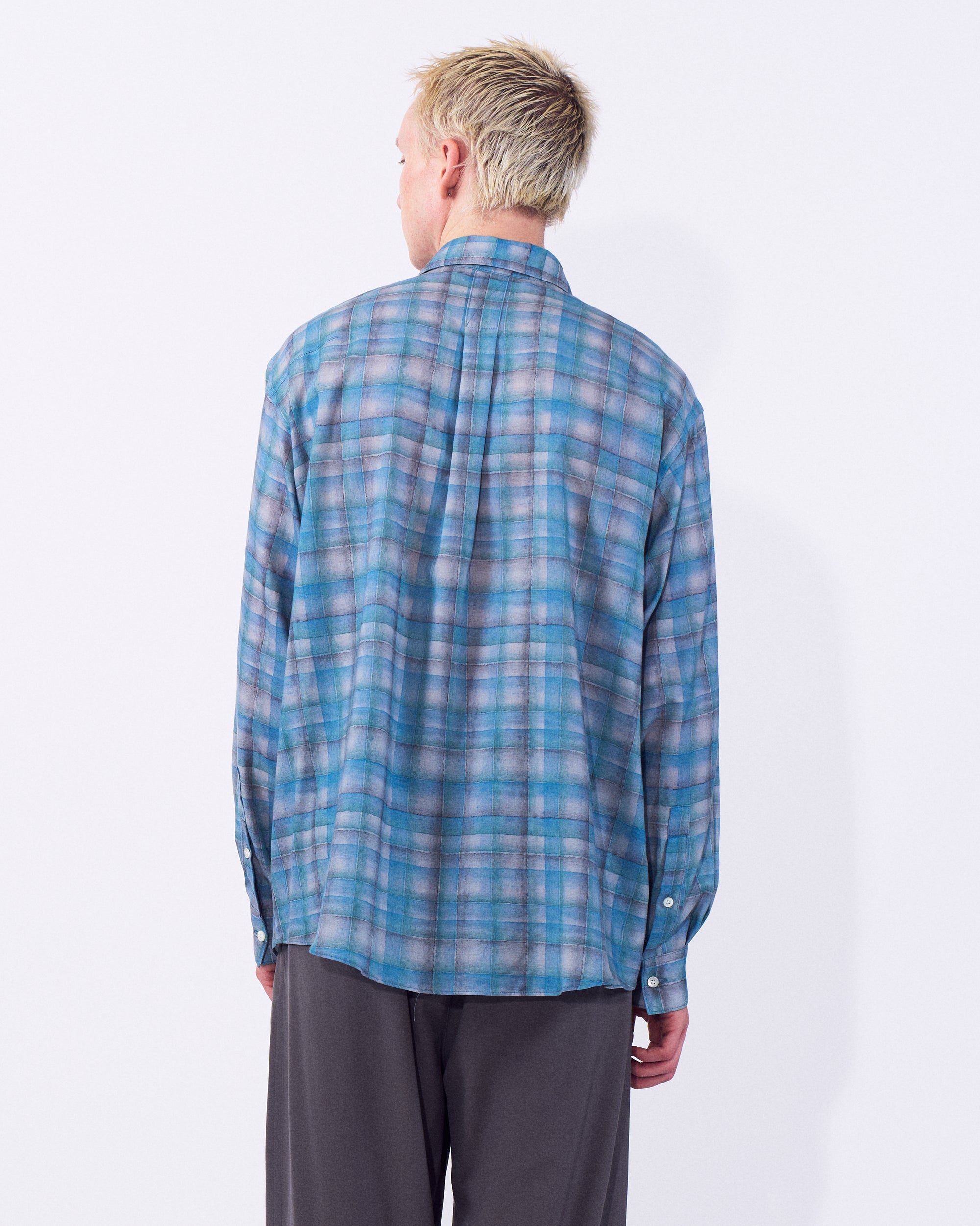 YOKE (ヨーク) プリントチェックコットンシルクツイルシャツ ブルー 後ろから見た着用イメージ ブルー