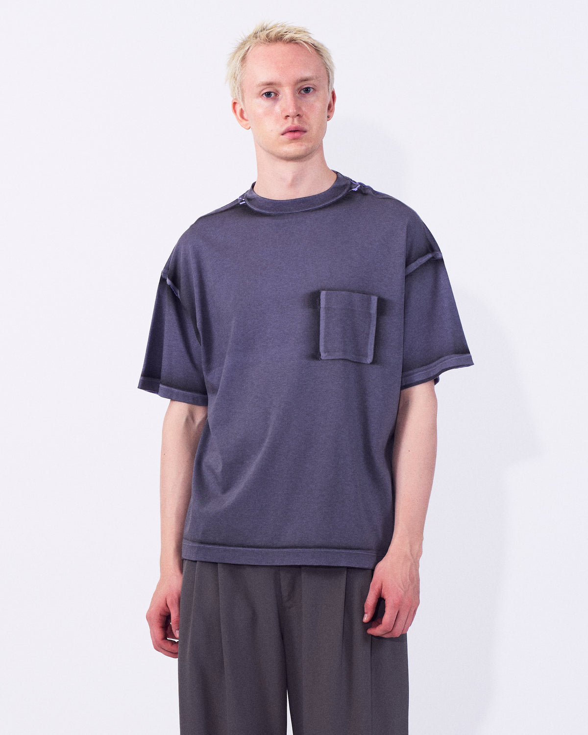 YOKE (ヨーク) オールオーバーピグメントプリントTシャツ ラベンダー 薄紫 正面から見た着用イメージ 