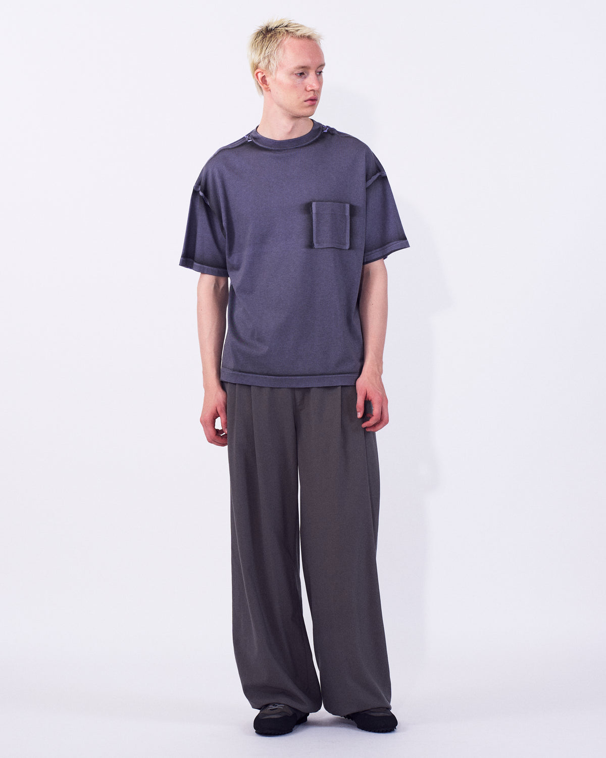 YOKE (ヨーク) オールオーバーピグメントプリントTシャツ ラベンダー 薄紫 正面から見た着用イメージ  全身