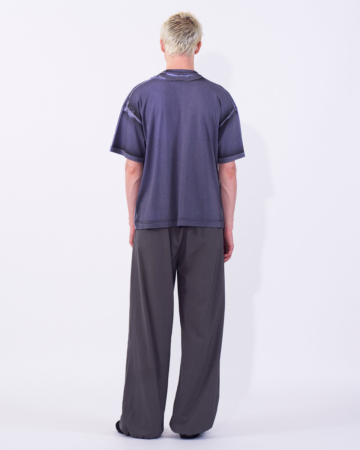 YOKE (ヨーク) オールオーバーピグメントプリントTシャツ ラベンダー 薄紫 後ろから見た着用イメージ 全身