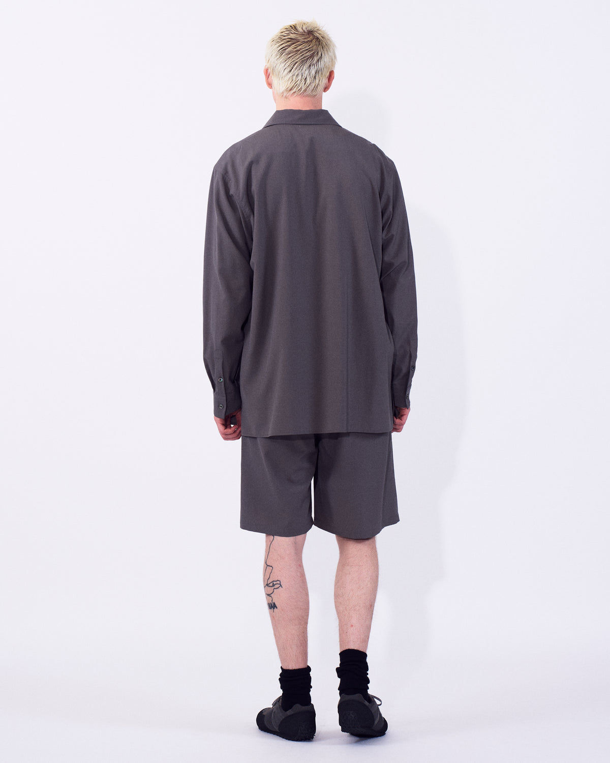 YOKE (ヨーク) トロピカルウールワッシャー2タックショーツ グレー 後ろから見た着用イメージ 全身