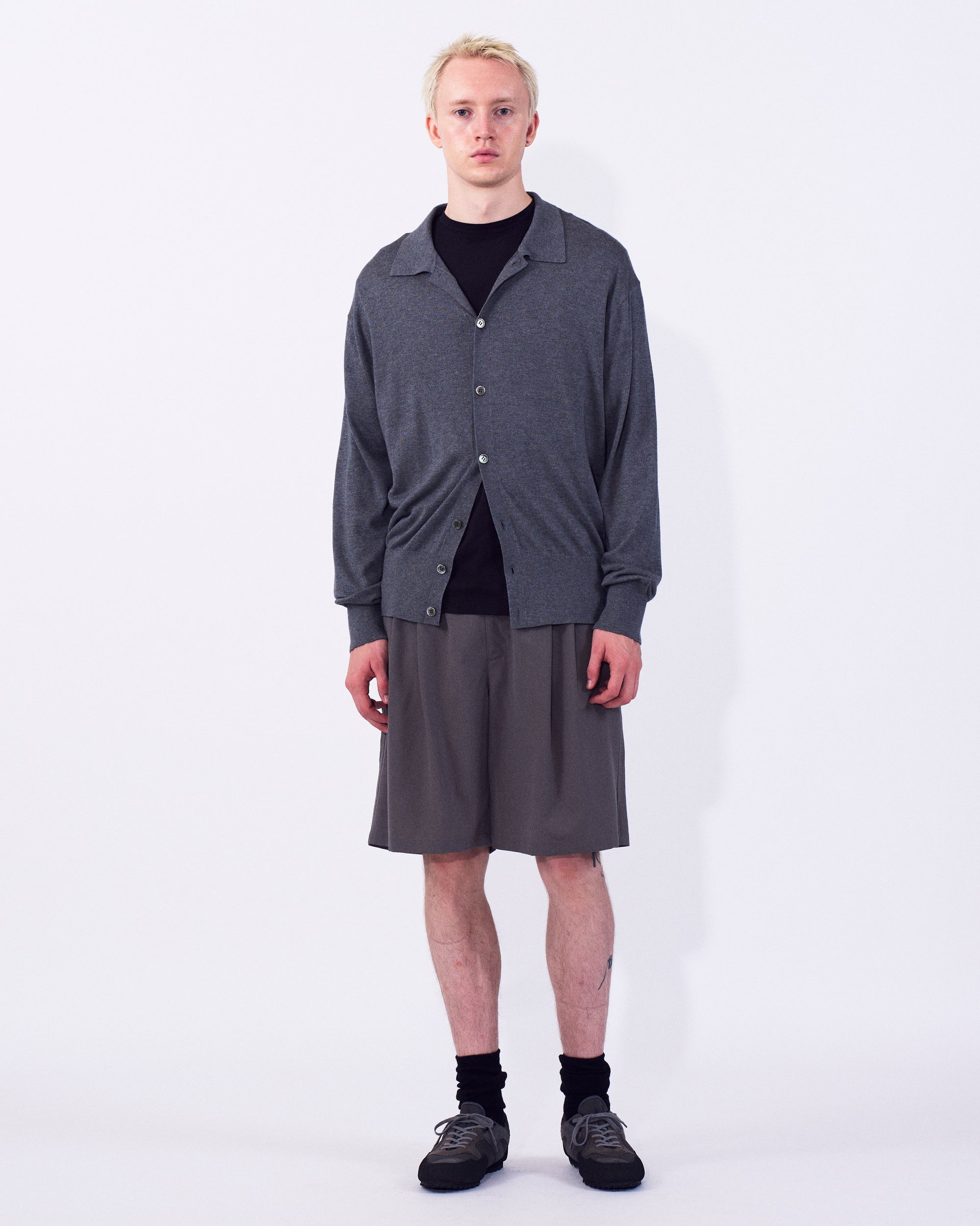 YOKE (ヨーク) シルクカシミヤニットシャツカーディガン トップグレー 正面から見た着用イメージ 全身