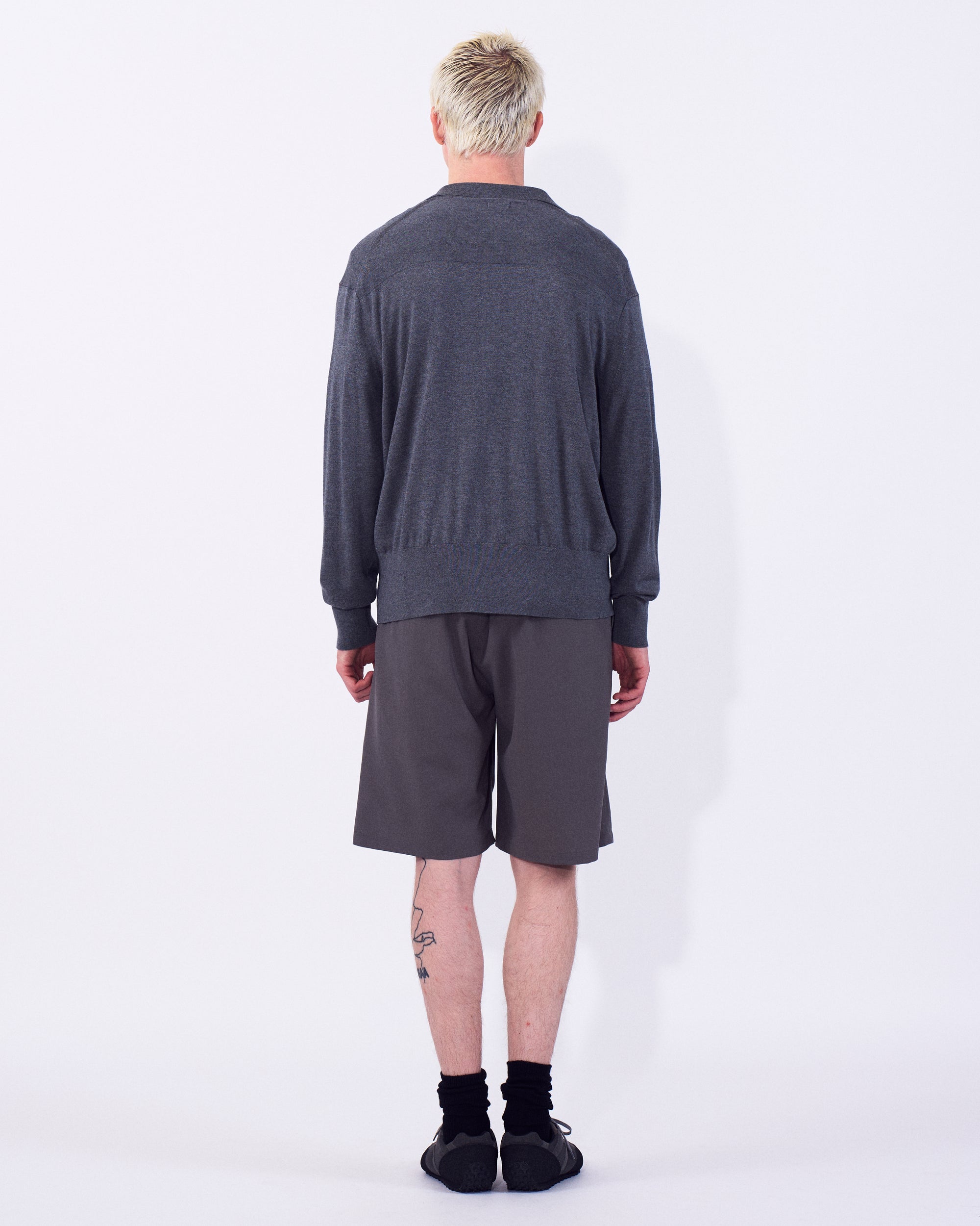 YOKE (ヨーク) シルクカシミヤニットシャツカーディガン トップグレー 後ろから見た着用イメージ 全身