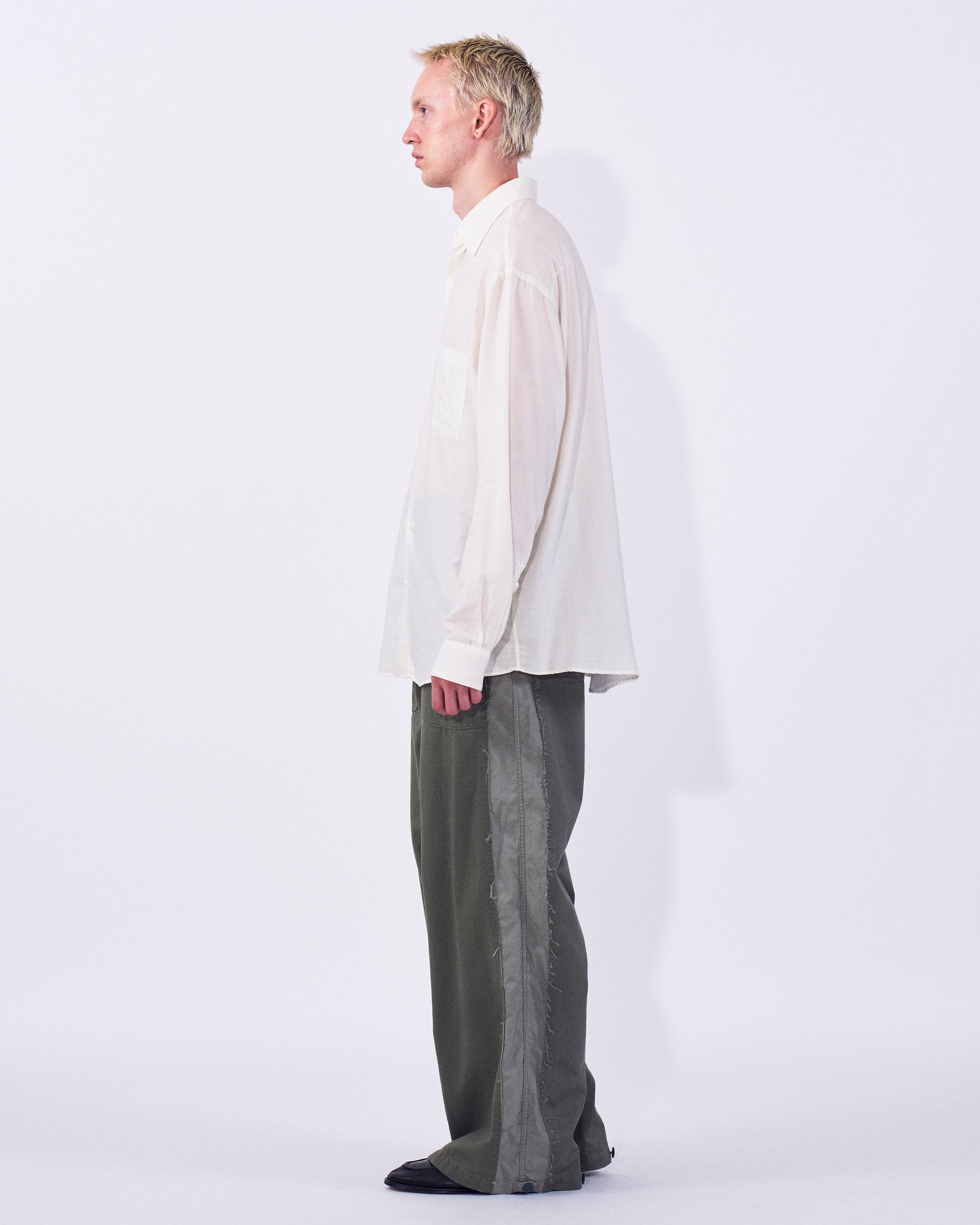 YOKE (ヨーク) ドッキングミリタリーパンツ カーキ 横から見た着用イメージ 全身