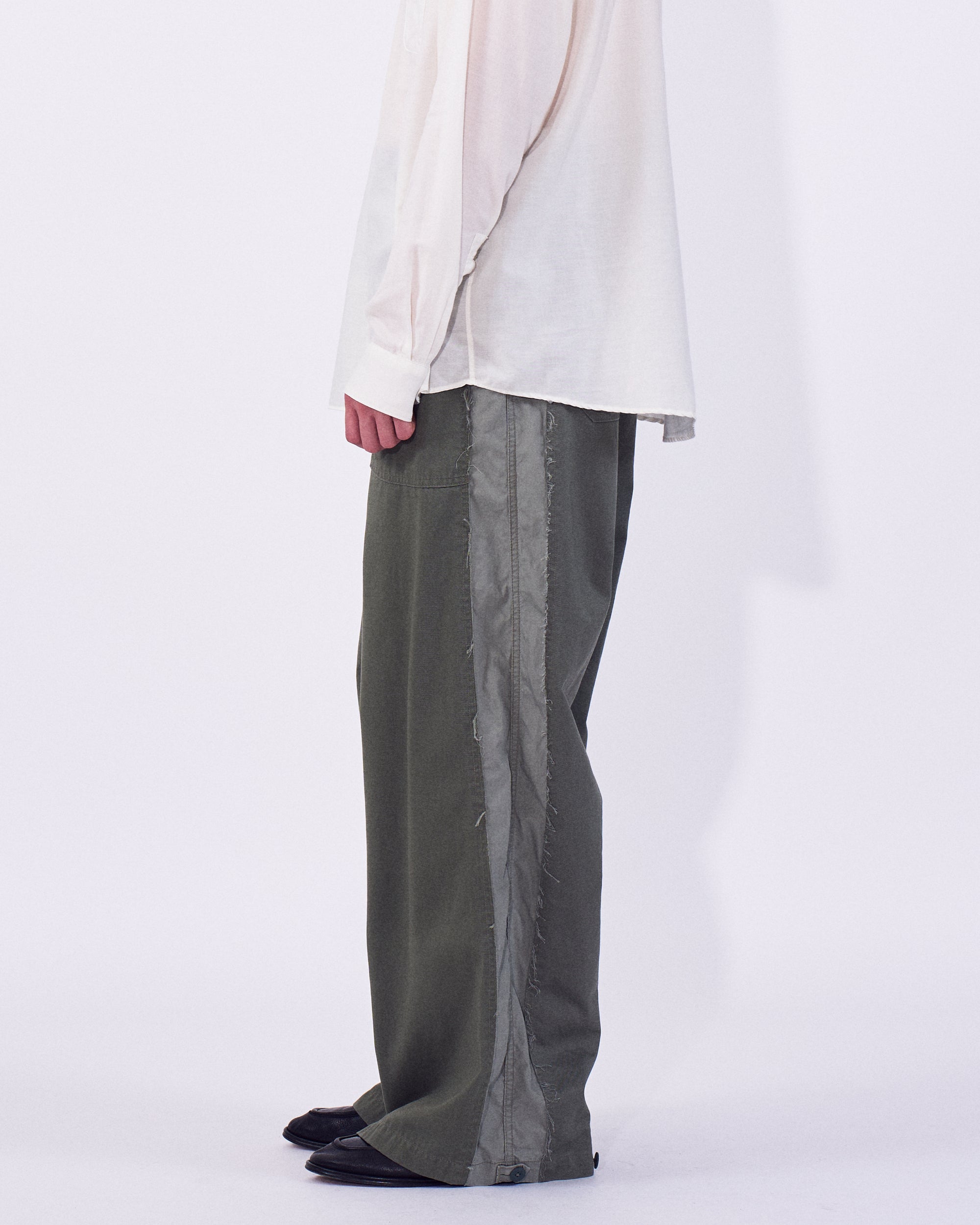 YOKE (ヨーク) ドッキングミリタリーパンツ カーキ 横から見た着用イメージ