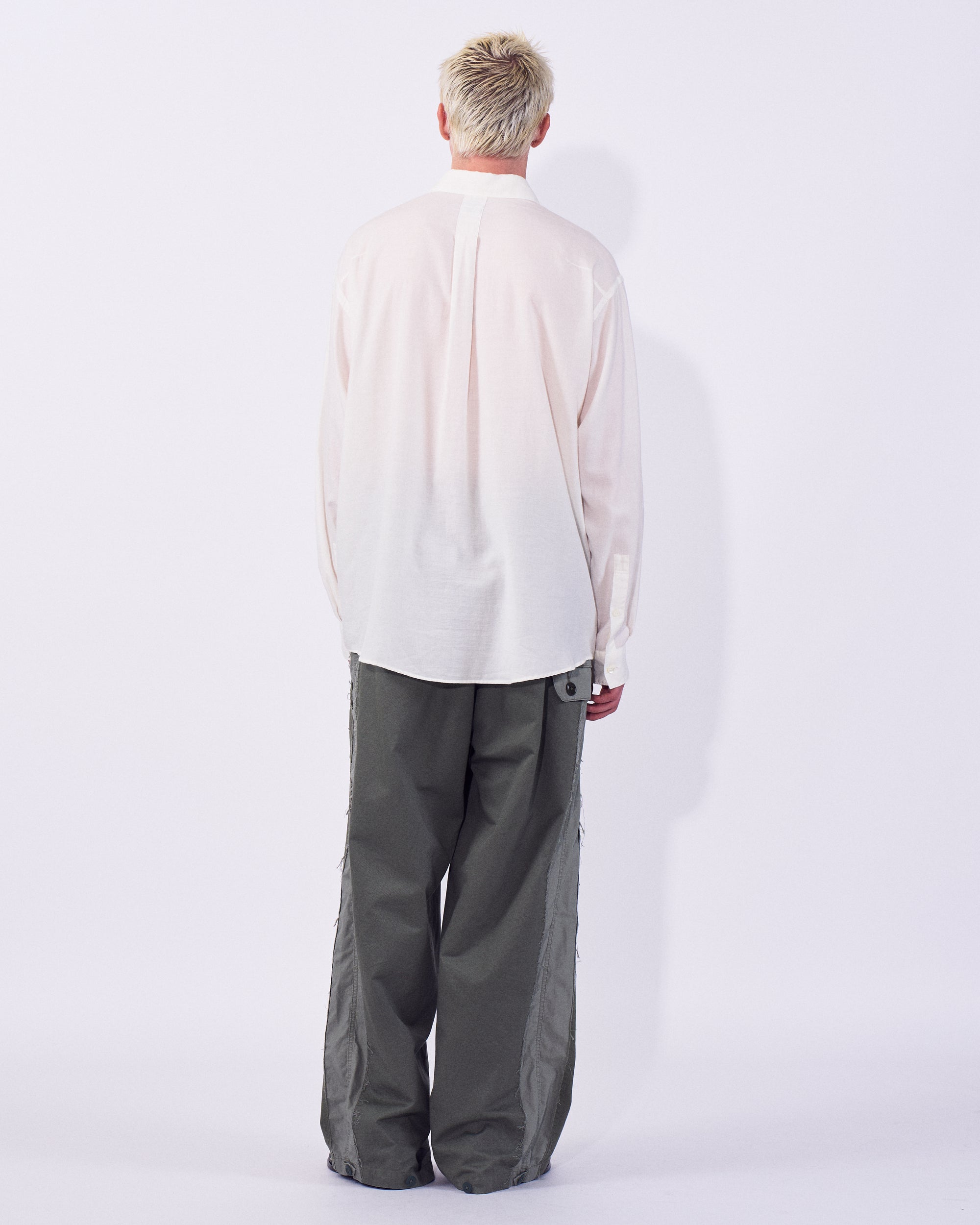 YOKE (ヨーク) ドッキングミリタリーパンツ カーキ 後ろから見た着用イメージ 全身