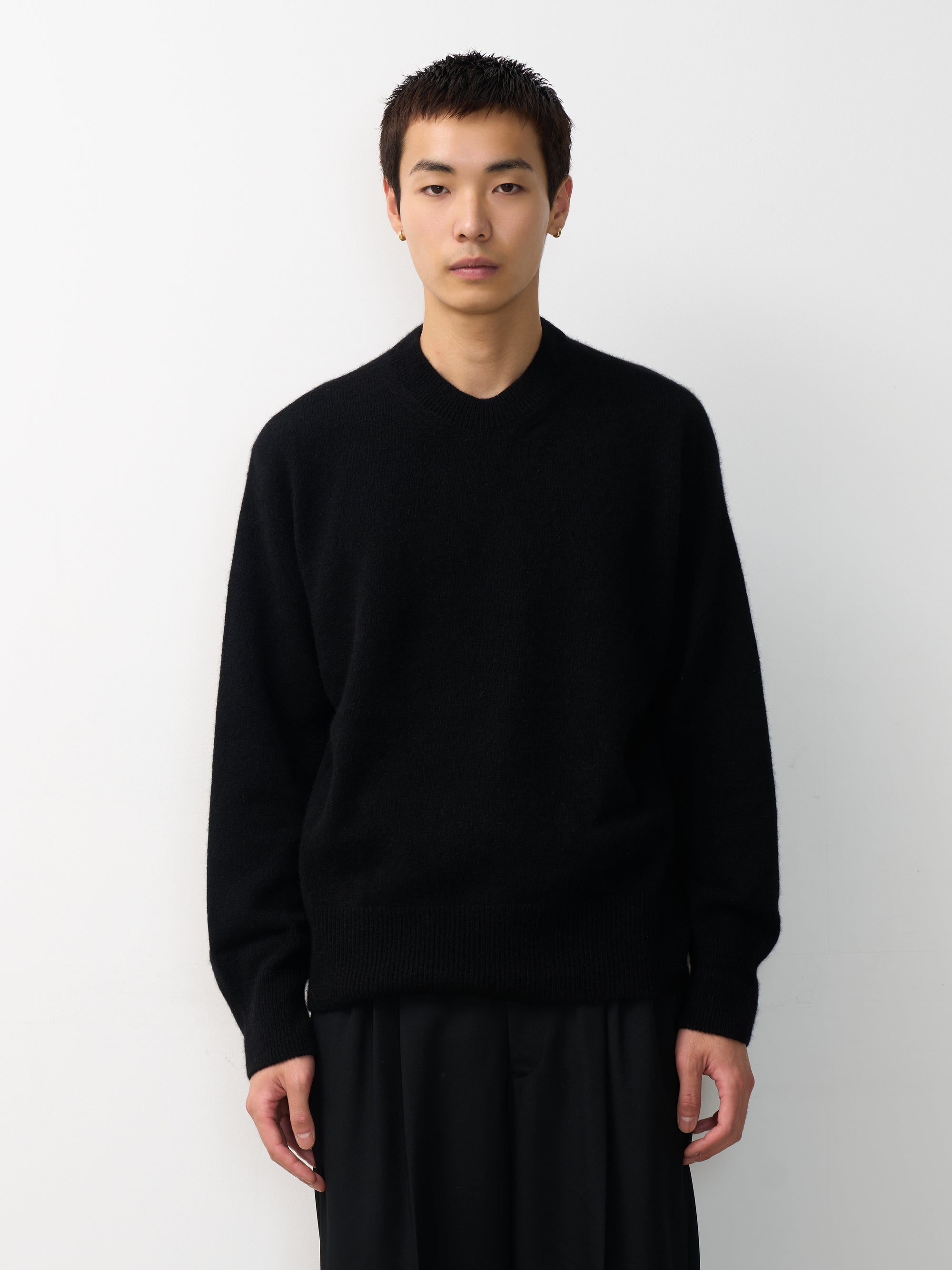 YOKE（ヨーク） カシミヤクルーネックセーター ブラック 正面から見た着用イメージ