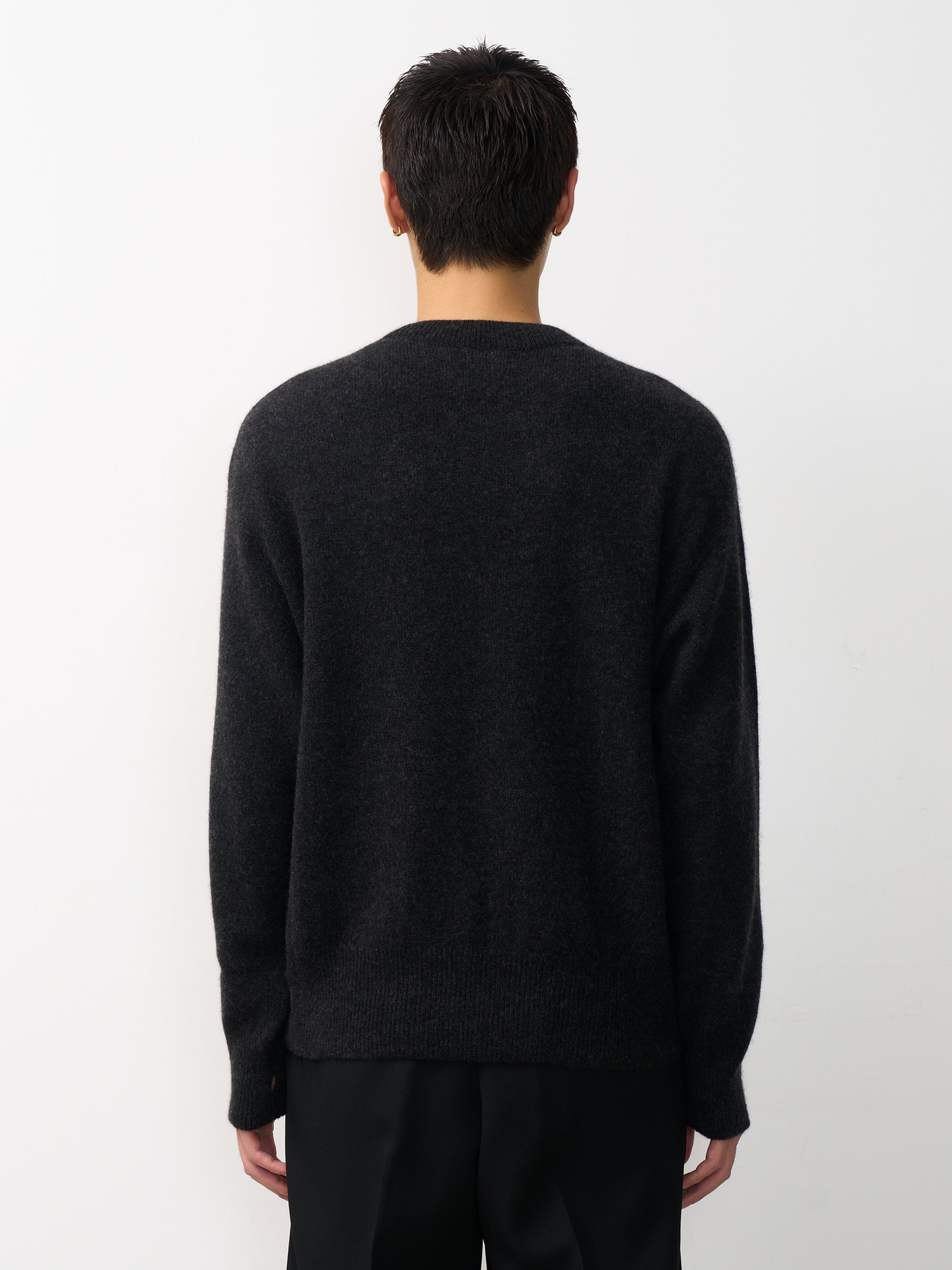 YOKE（ヨーク） カシミヤクルーネックセーター グレー 後ろから見た着用イメージ