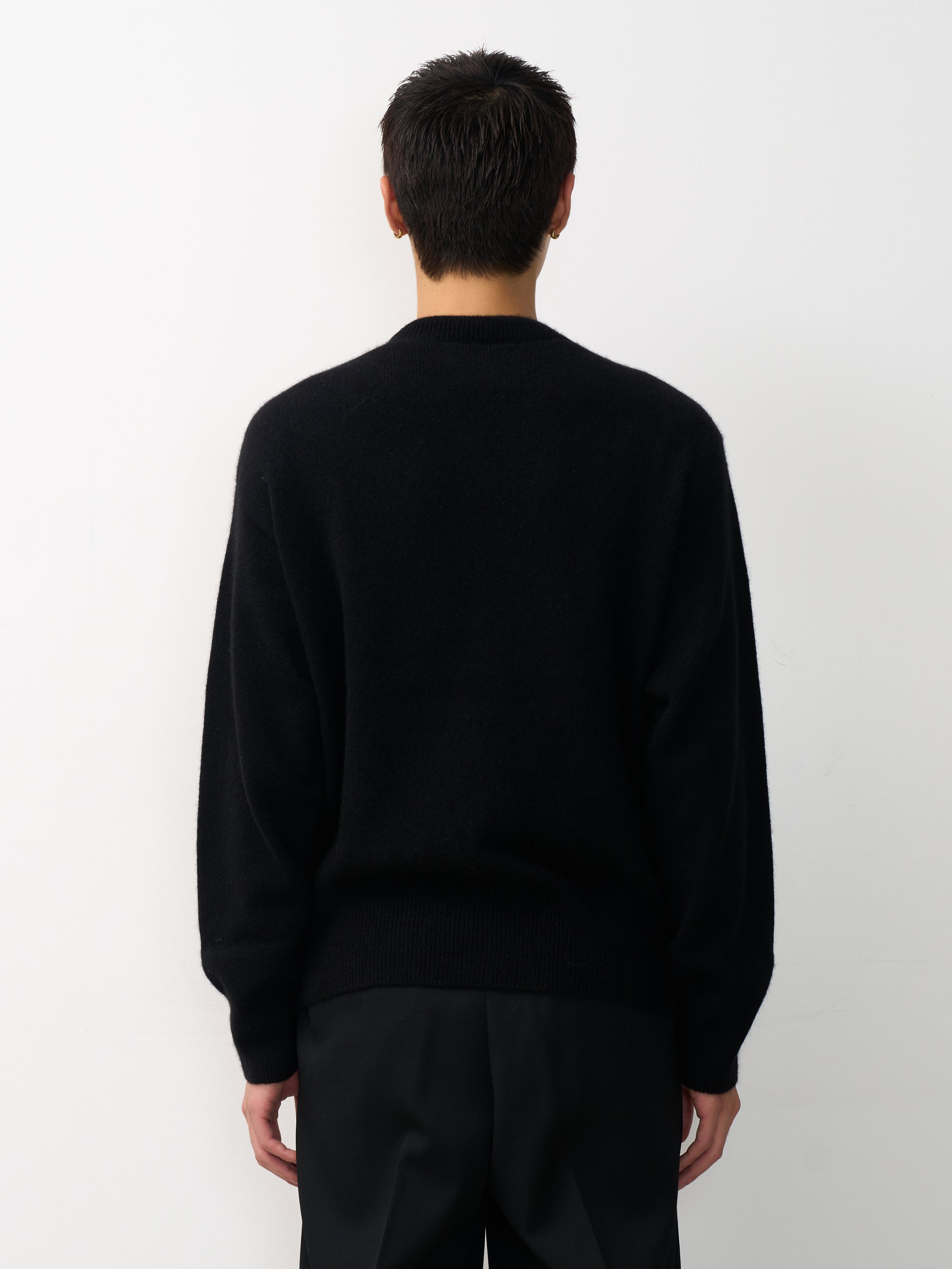 YOKE（ヨーク） カシミヤクルーネックセーター ブラック 後ろから見た着用イメージ