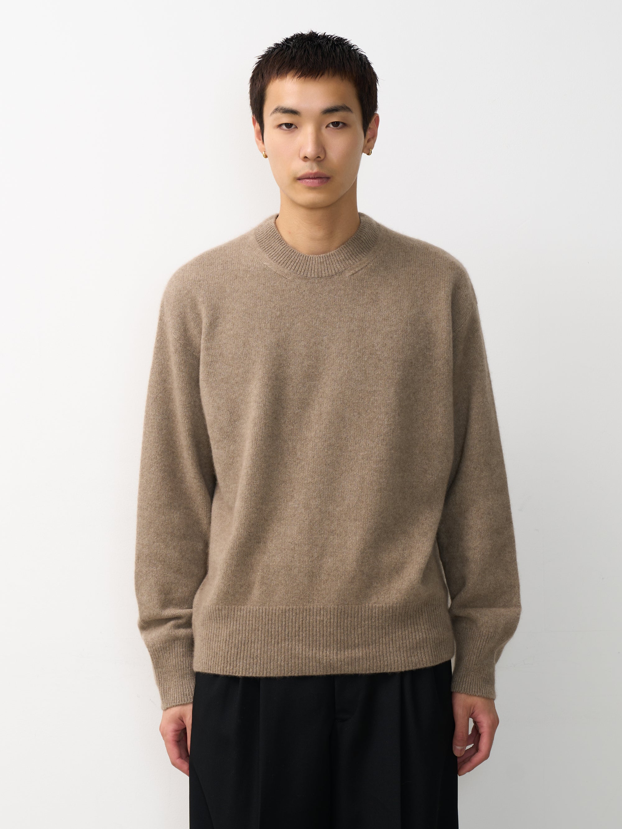 YOKE（ヨーク） カシミヤクルーネックセーター ベージュ 正面から見た着用イメージ