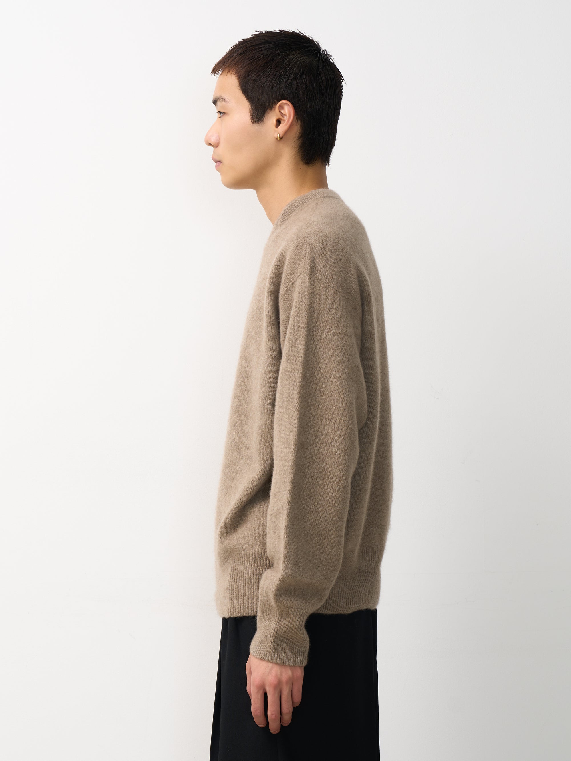 YOKE（ヨーク） カシミヤクルーネックセーター ベージュ 横から見た着用イメージ