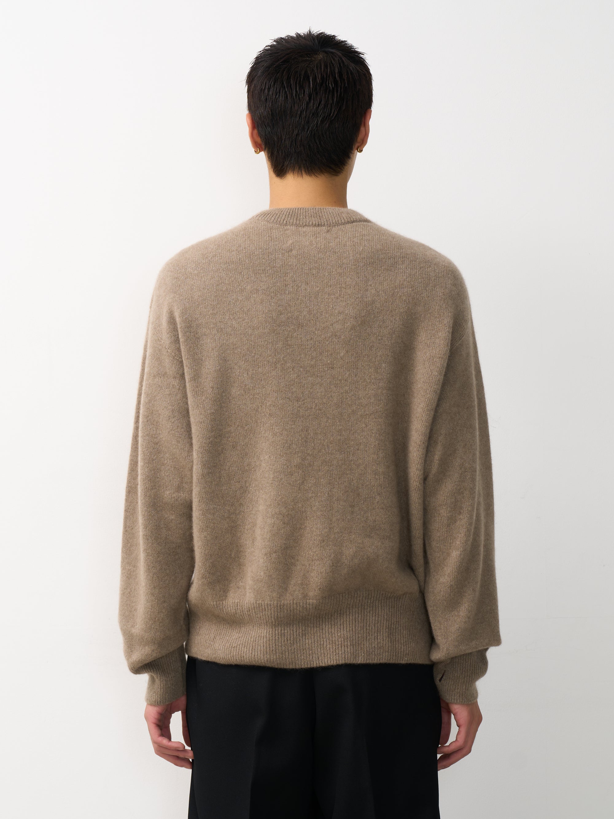 YOKE（ヨーク） カシミヤクルーネックセーター ベージュ 後ろから見た着用イメージ