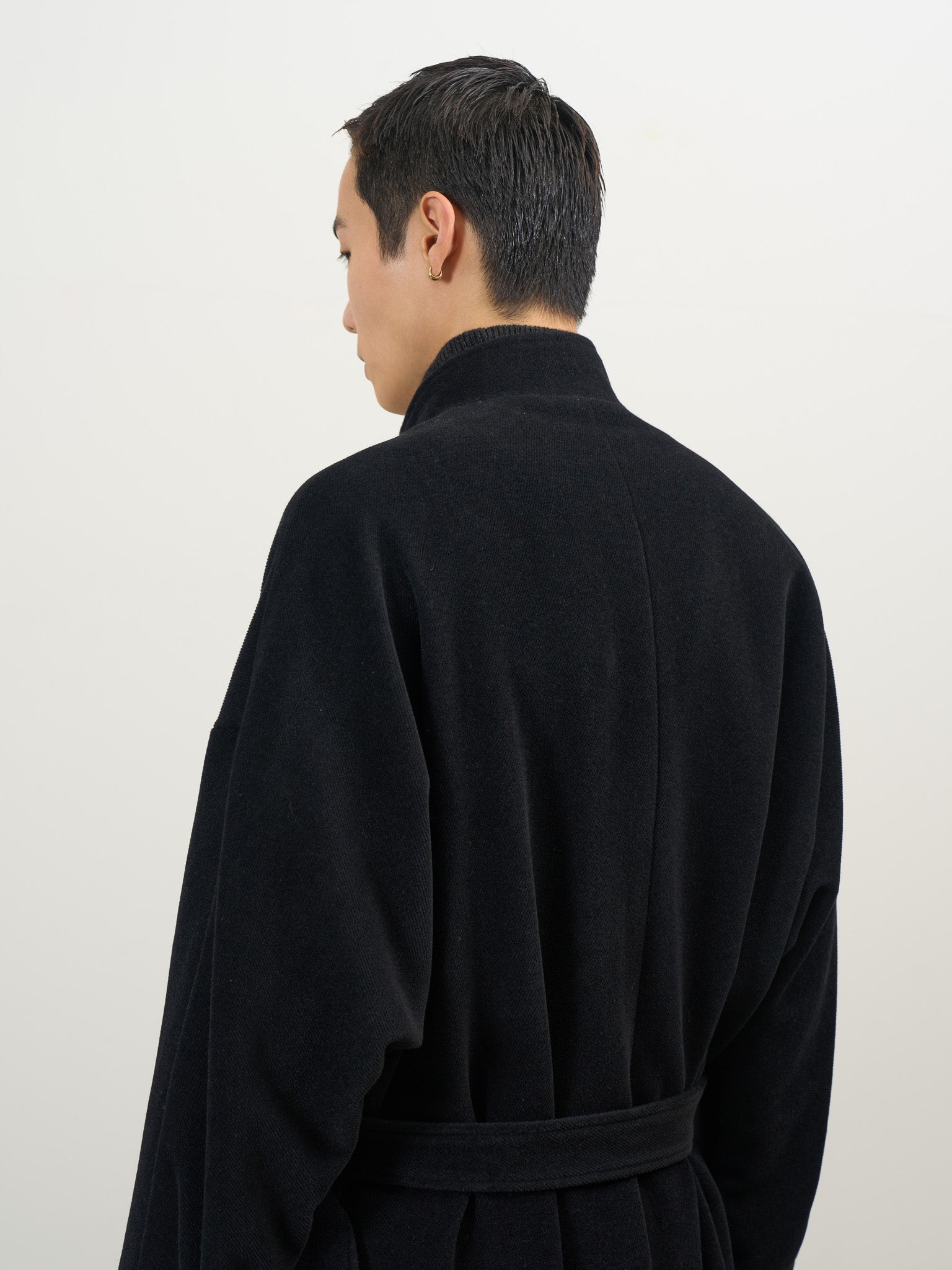 YOKE（ヨーク） アンゴラベロアスタンドカラーオーバーコート ブラック 後ろから見た着用イメージ ウエストマーク