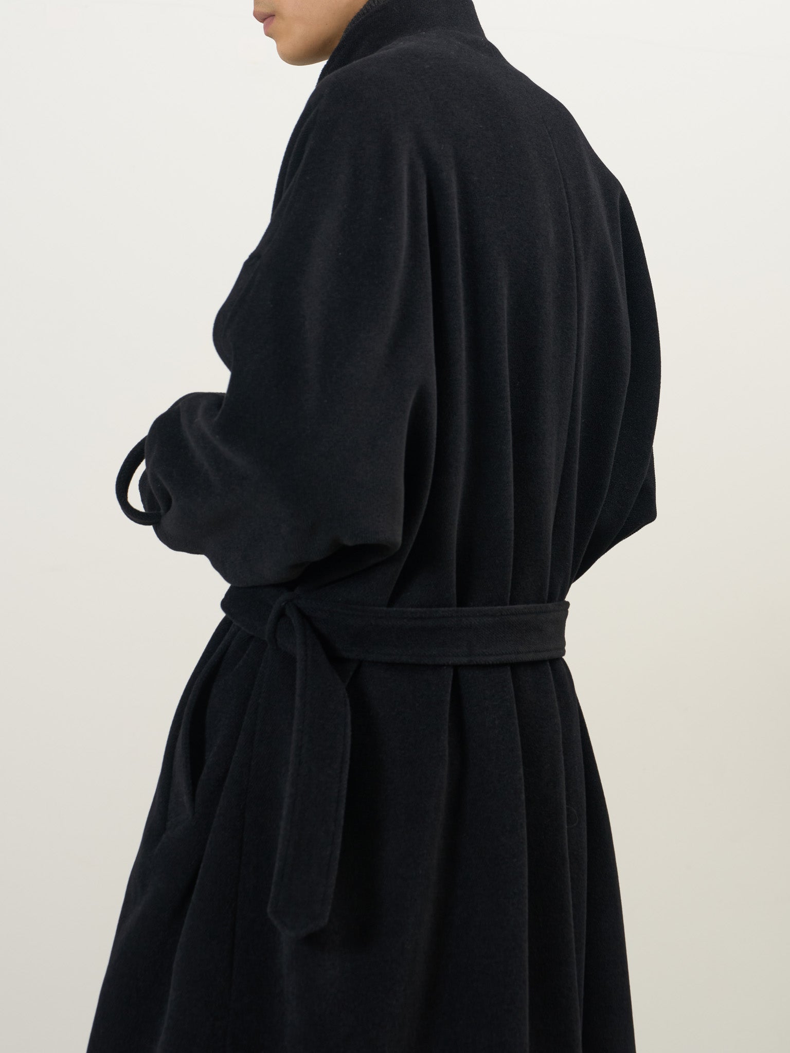 YOKE（ヨーク） アンゴラベロアスタンドカラーオーバーコート ブラック 後ろから見た着用イメージ ウエストマーク