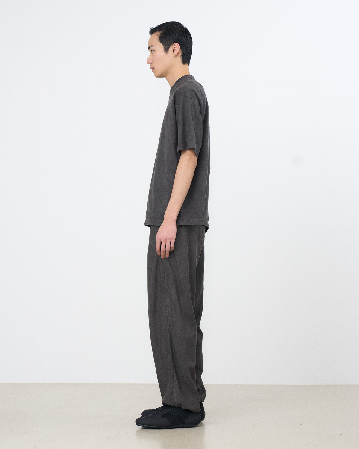 YOKE (ヨーク) ガーメントダイドヨークTシャツ カーボン ブラック 横から見た着用イメージ 全身