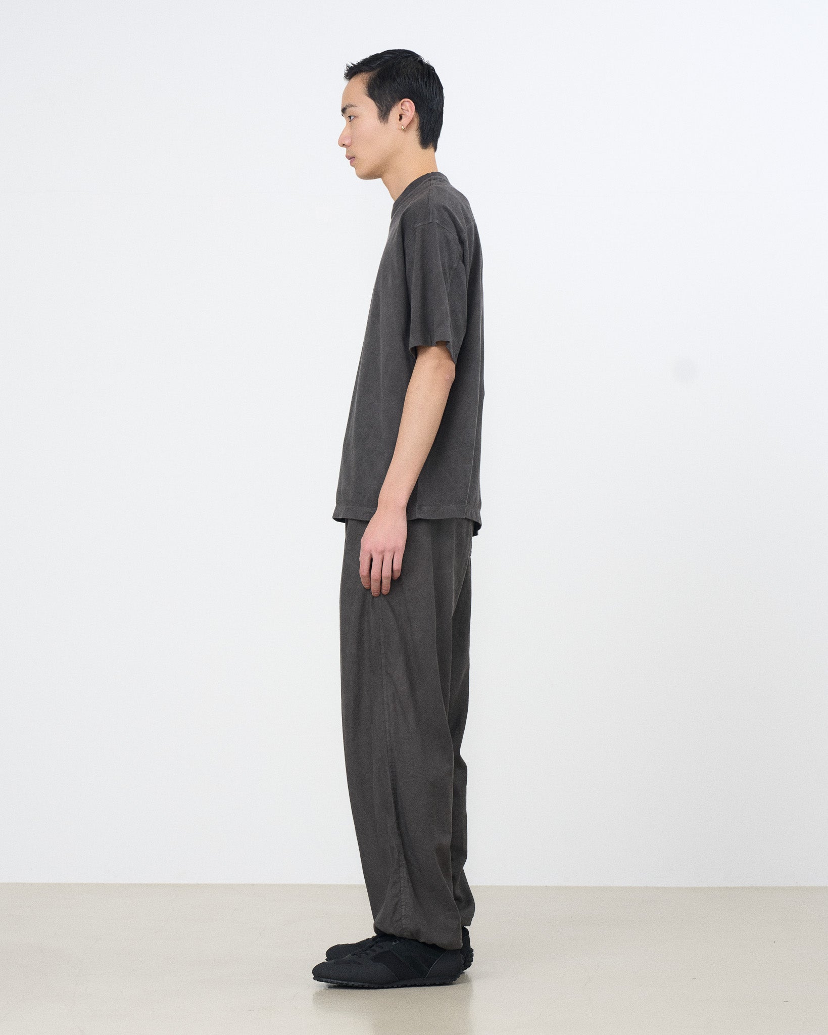 YOKE (ヨーク) ガーメントダイドヨークTシャツ カーボン ブラック 横から見た着用イメージ 全身