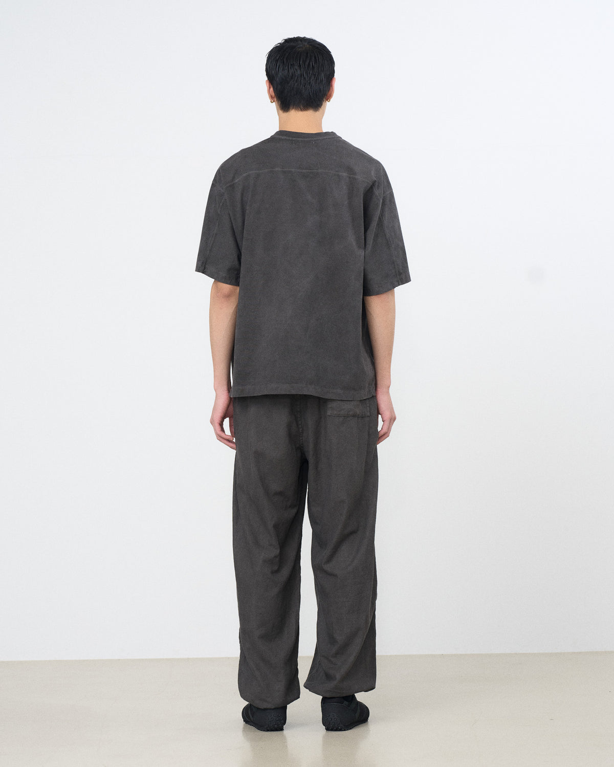 YOKE (ヨーク) ガーメントダイドヨークTシャツ カーボン ブラック 後ろから見た着用イメージ 全身