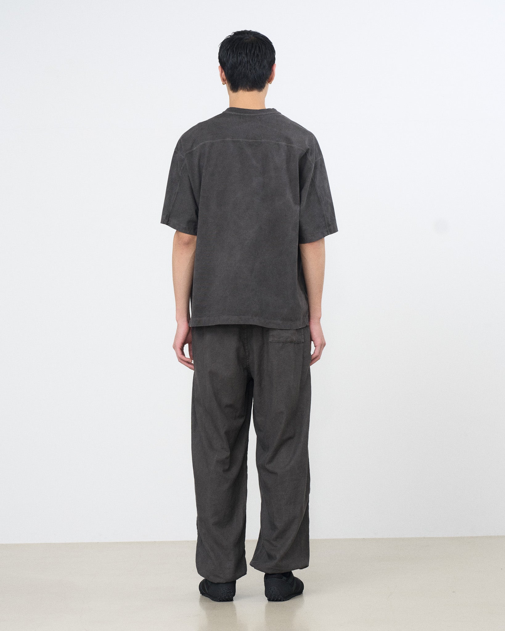 YOKE (ヨーク) ガーメントダイドヨークTシャツ カーボン ブラック 後ろから見た着用イメージ 全身