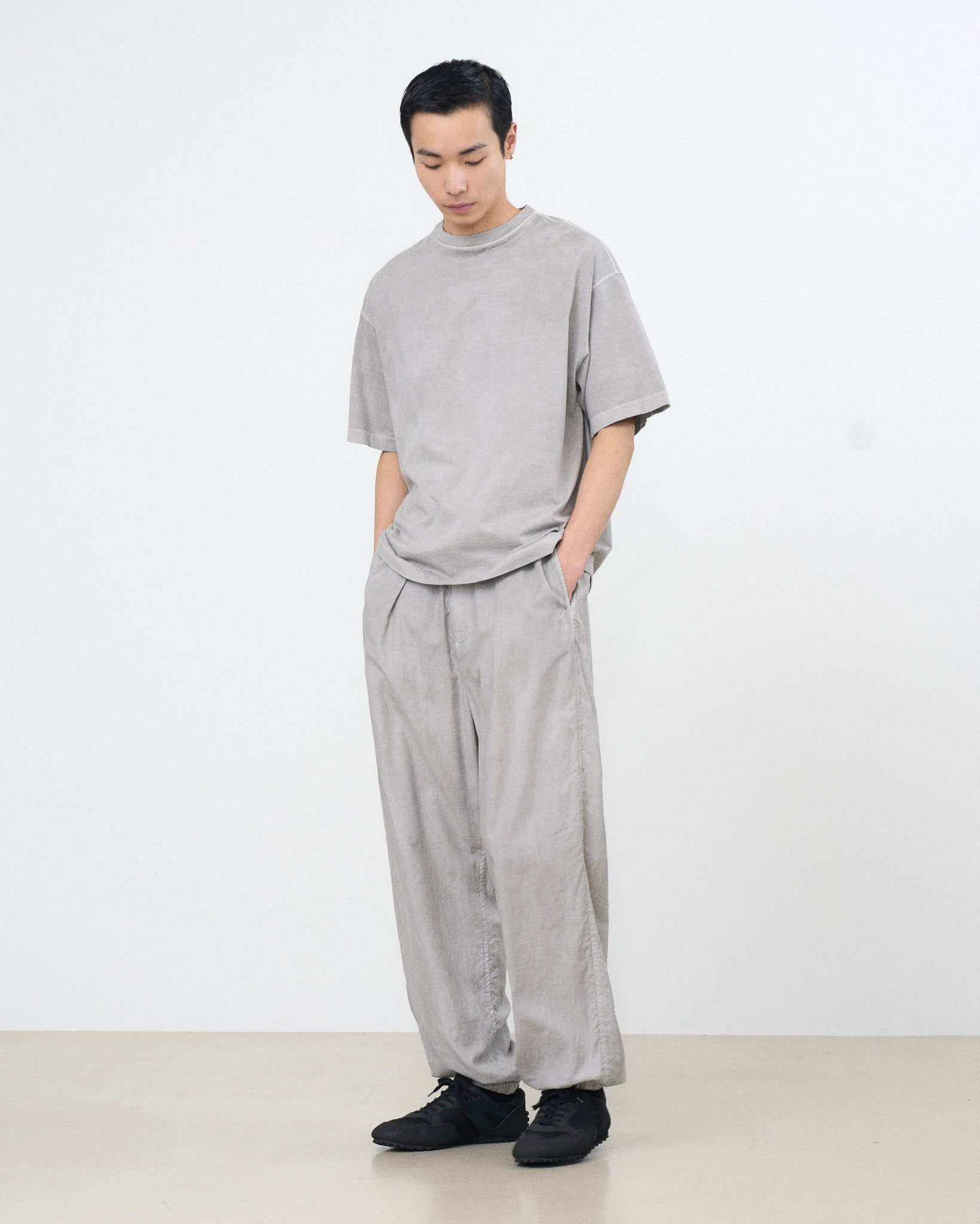 YOKE (ヨーク) ガーメントダイドヨークTシャツ グレー 正面から見た着用イメージ 全身