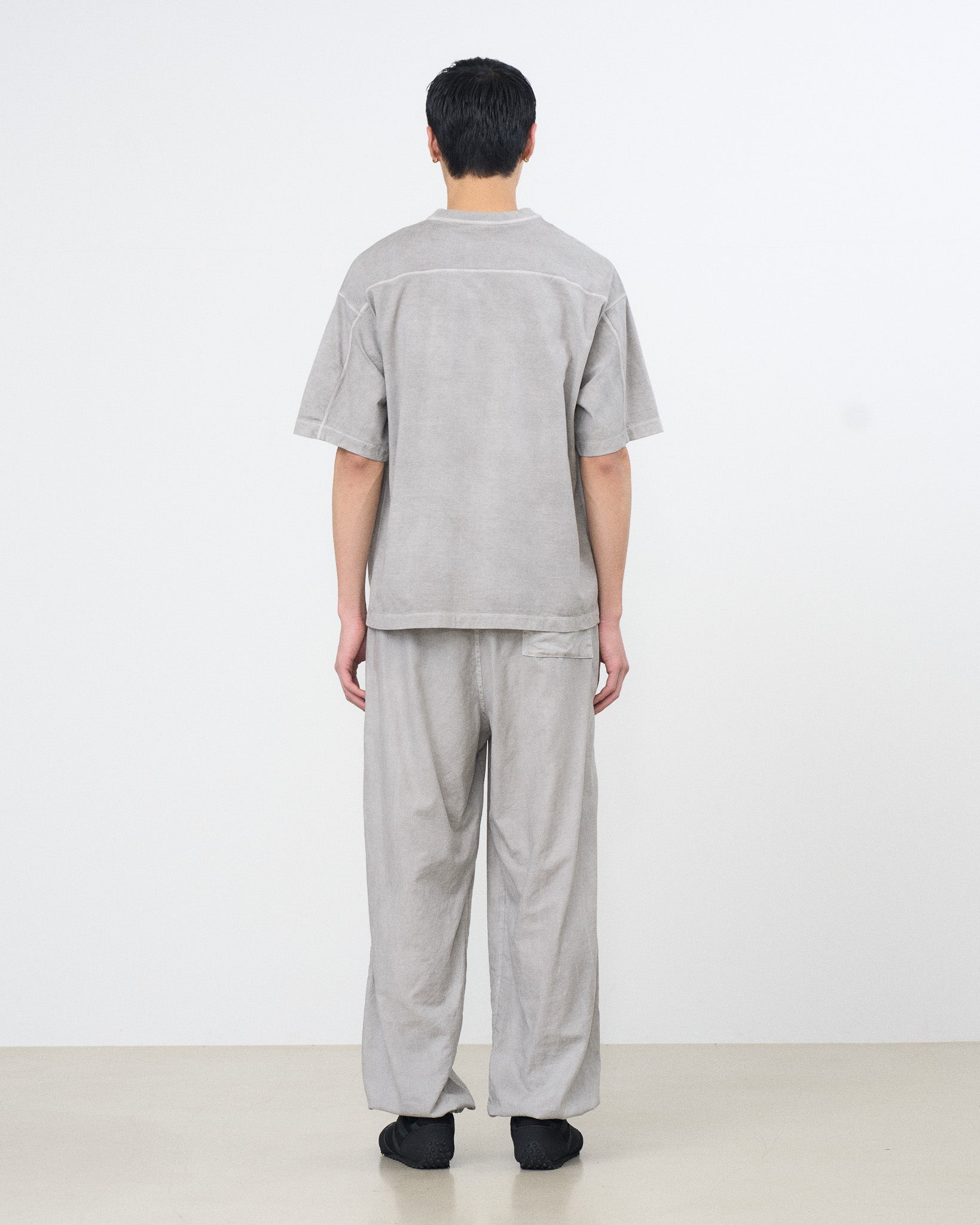 YOKE (ヨーク) ガーメントダイドヨークTシャツ グレー 後ろから見た着用イメージ 全身