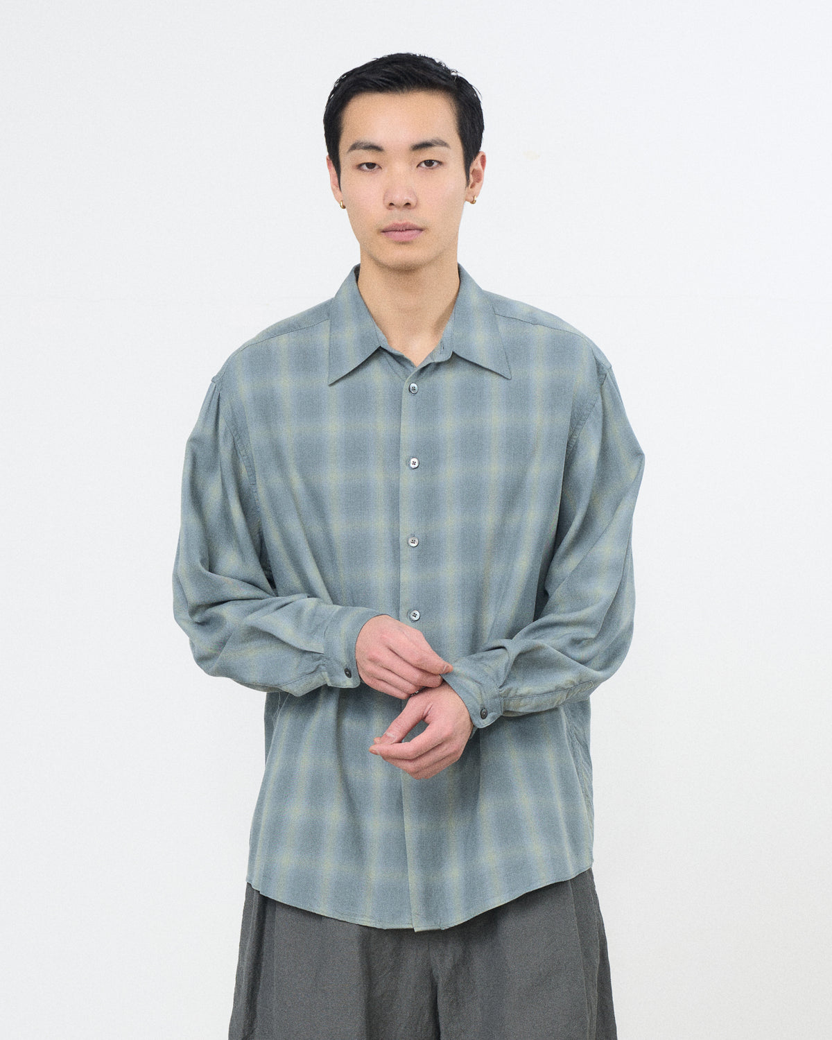 YOKE（ヨーク）オンブレチェックレギュラーカラーシャツ ミストグリーン ライトブルー 正面から見た着用イメージ