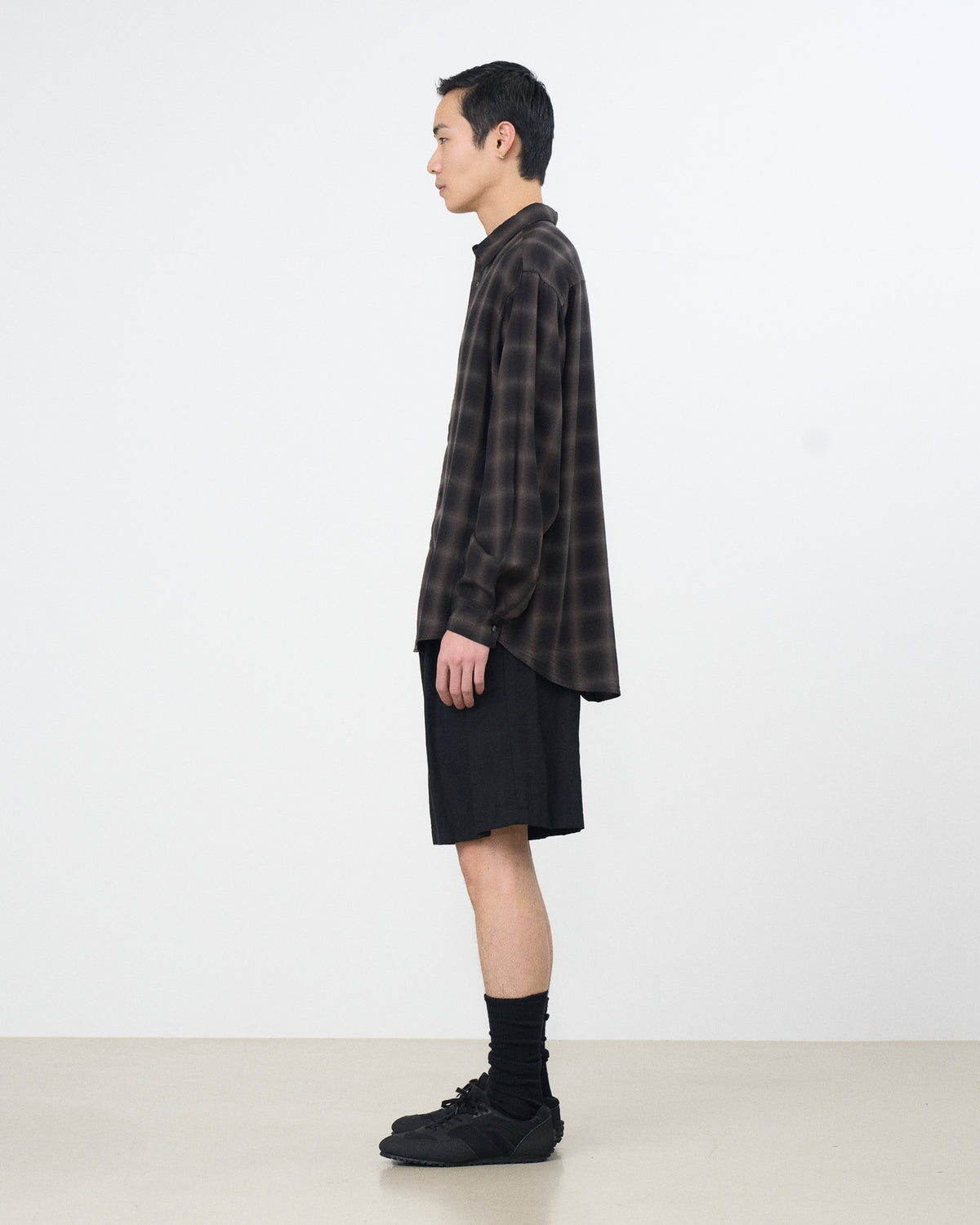 YOKE（ヨーク）オンブレチェックレギュラーカラーシャツ ブラック ブラウン 横から見た着用イメージ 全身