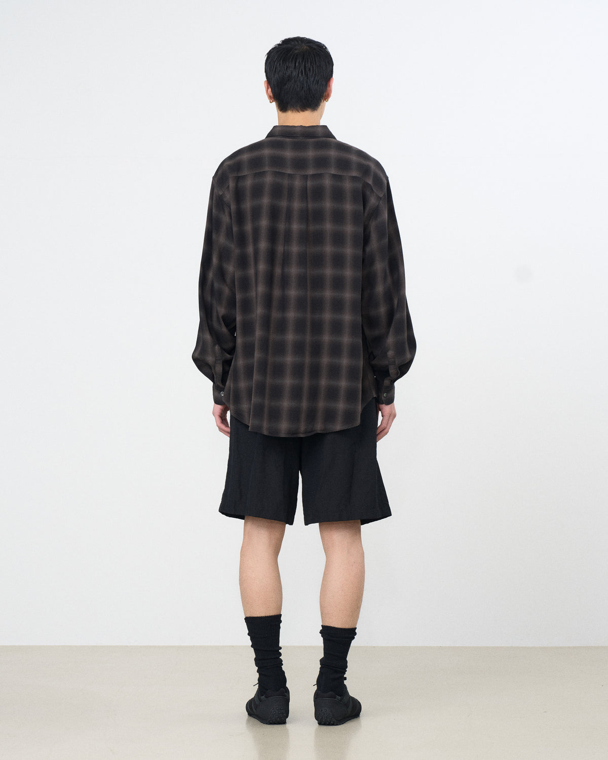YOKE（ヨーク）オンブレチェックレギュラーカラーシャツ ブラック ブラウン 後ろから見た着用イメージ 全身
