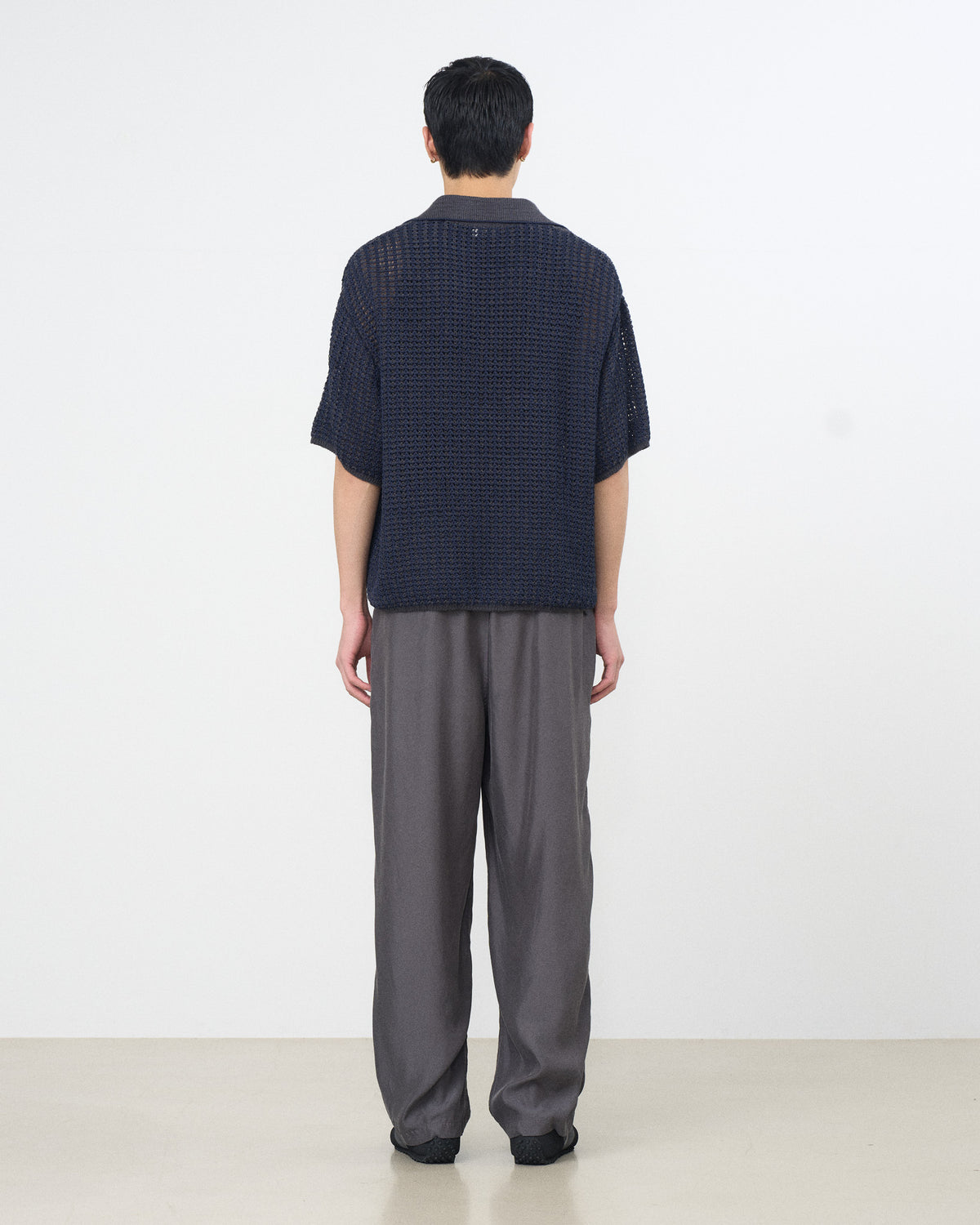 YOKE (ヨーク) メッシュニットスキッパーポロシャツ ネイビー 後ろから見た着用イメージ 全身