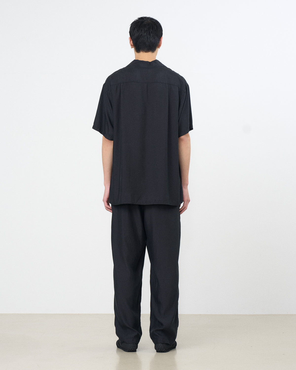 YOKE（ヨーク）キュプライージーパンツ 黒 ブラック 後ろから見た着用イメージ 全身