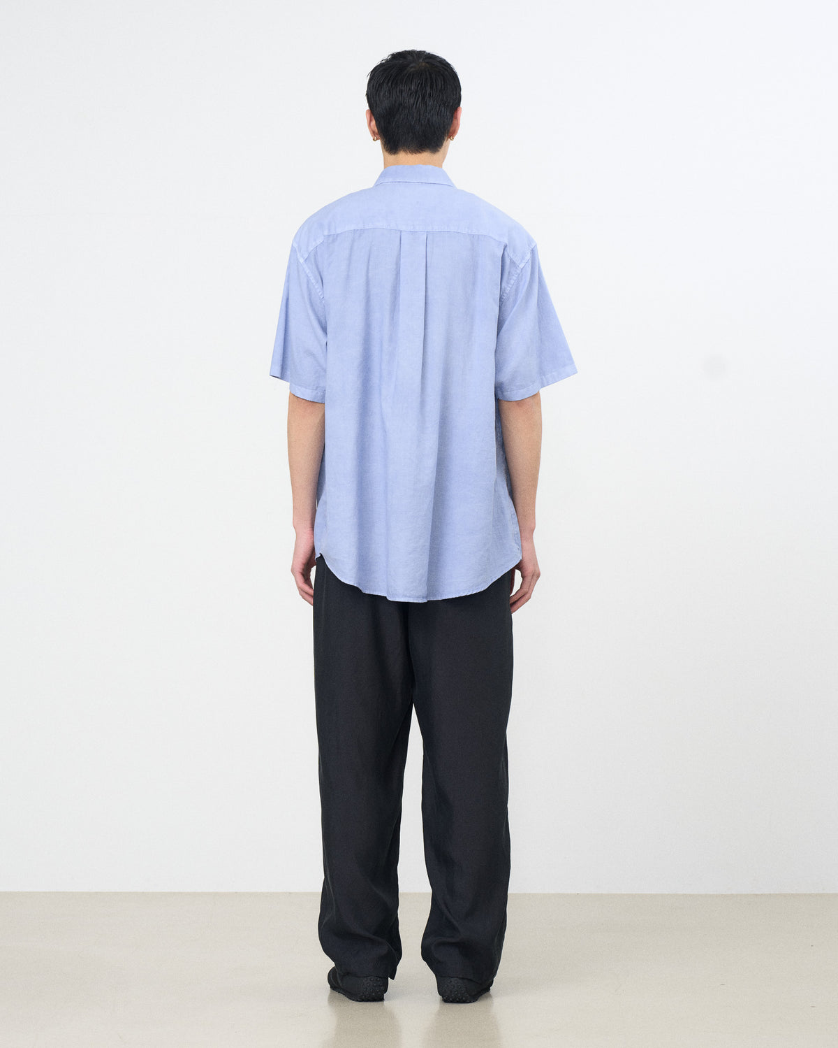 YOKE（ヨーク）コットンシルクガーメントダイドハーフスリーブシャツ ブルー 後ろから見た着用イメージ 全身