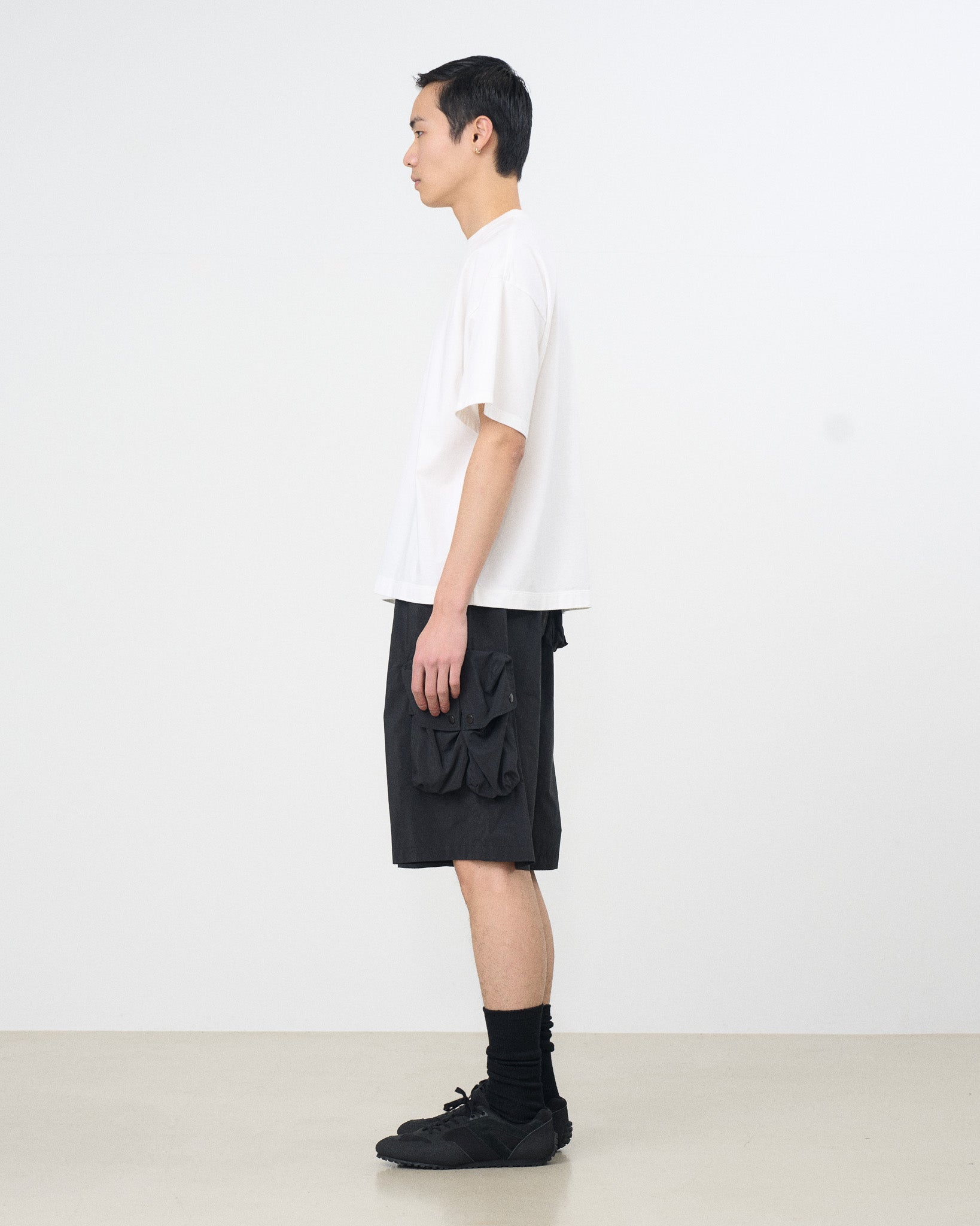 YOKE (ヨーク) 刺繍Tシャツ アーントアンドネフュー 横から見た着用イメージ 全身