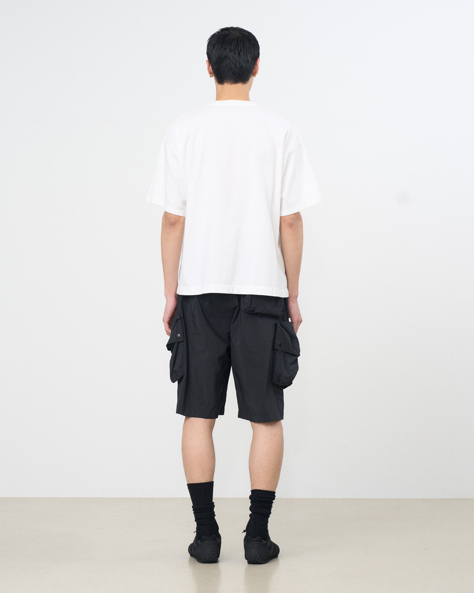 YOKE (ヨーク) 刺繍Tシャツ アーントアンドネフュー 白 ホワイト 後ろから見た着用イメージ 全身
