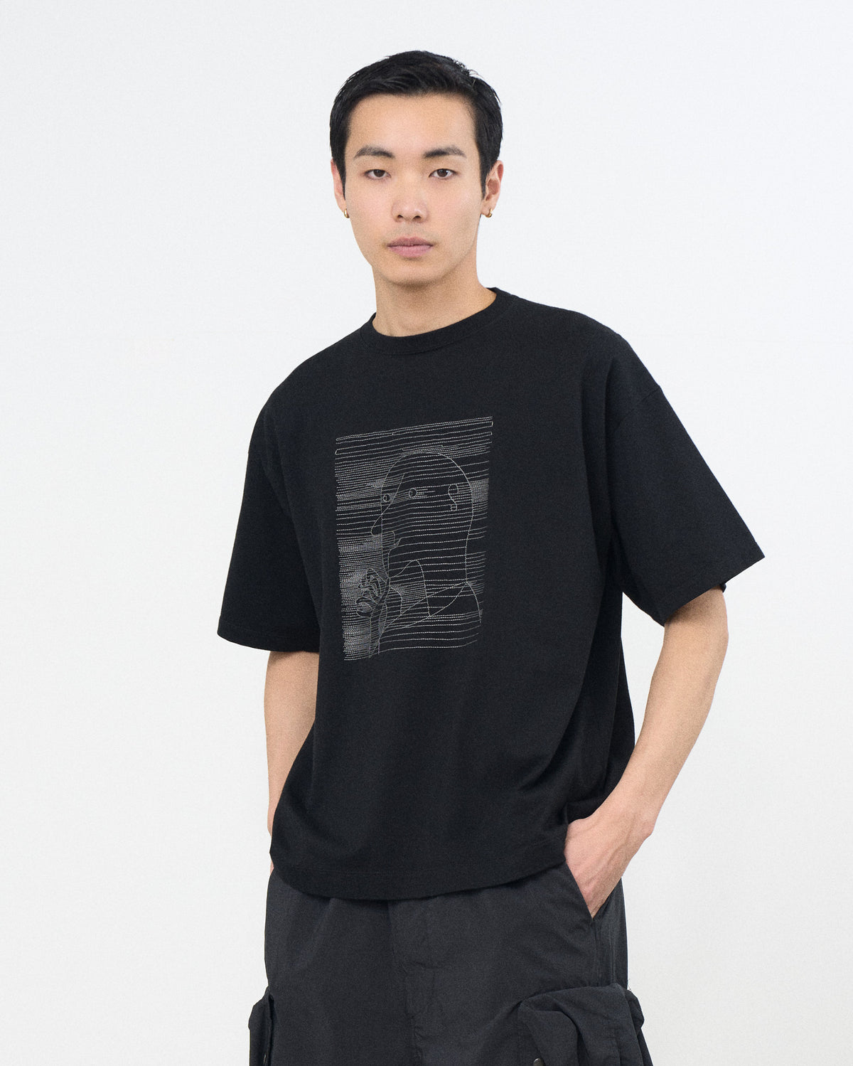 YOKE (ヨーク) 刺繍Tシャツ オールドマン 黒 ブラック 正面から見た着用イメージ