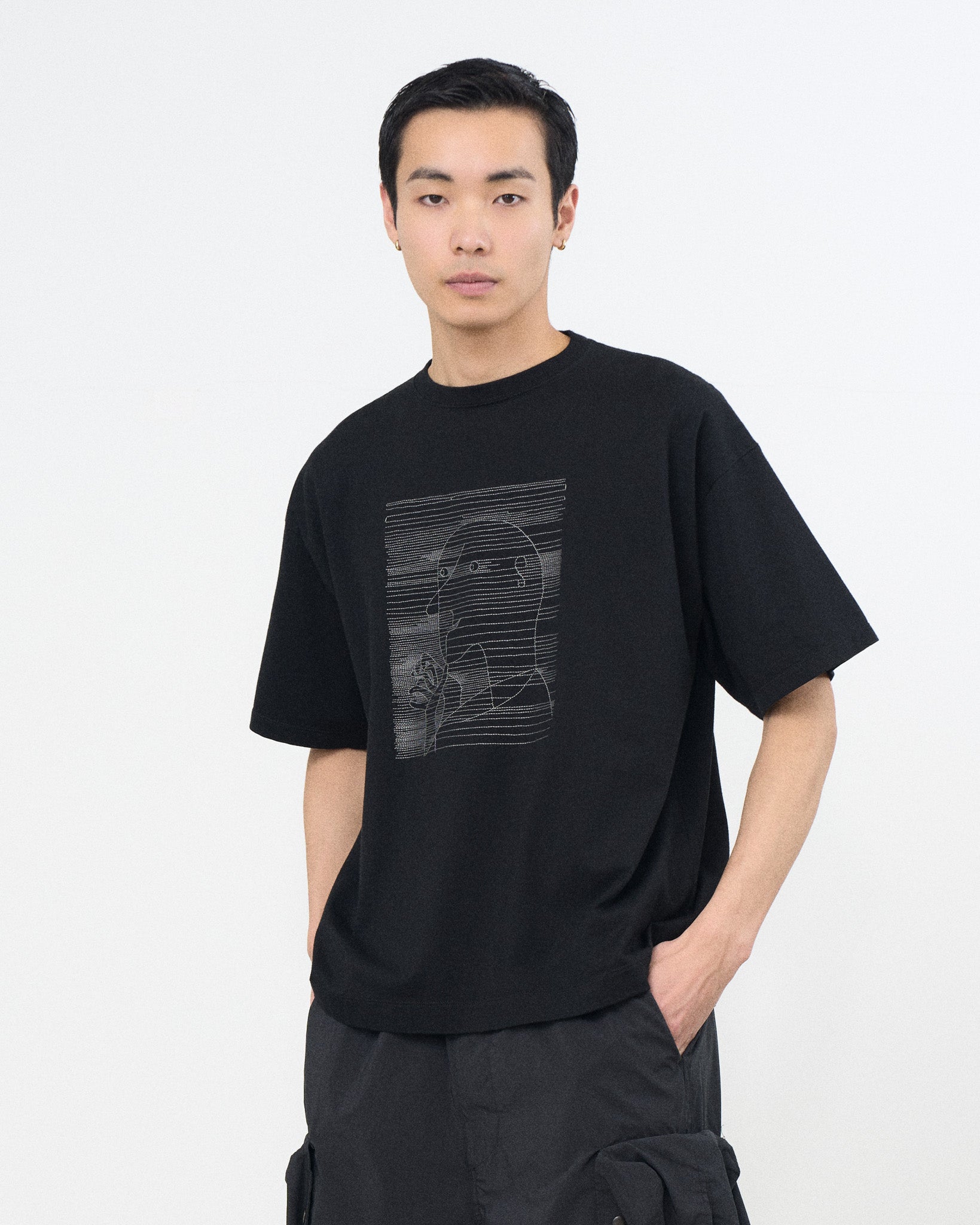 YOKE (ヨーク) 刺繍Tシャツ オールドマン 黒 ブラック 正面から見た着用イメージ